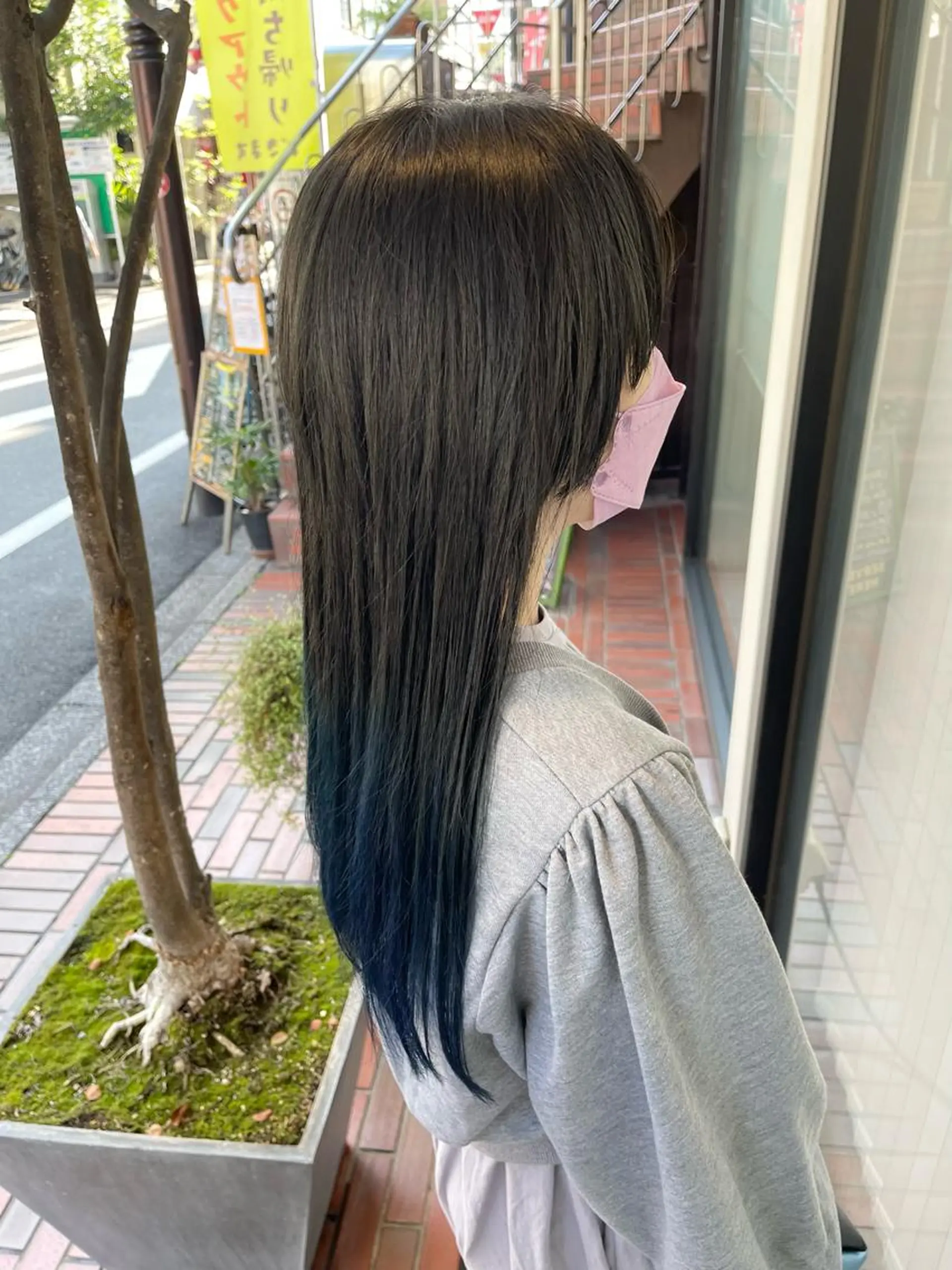 ロング カラー ヘアアレンジ ブリーチ ブルーカラー ブルージュ グラデーションカラー brut(ブリュット)所属・秋葉 一郎のヘアスタイル