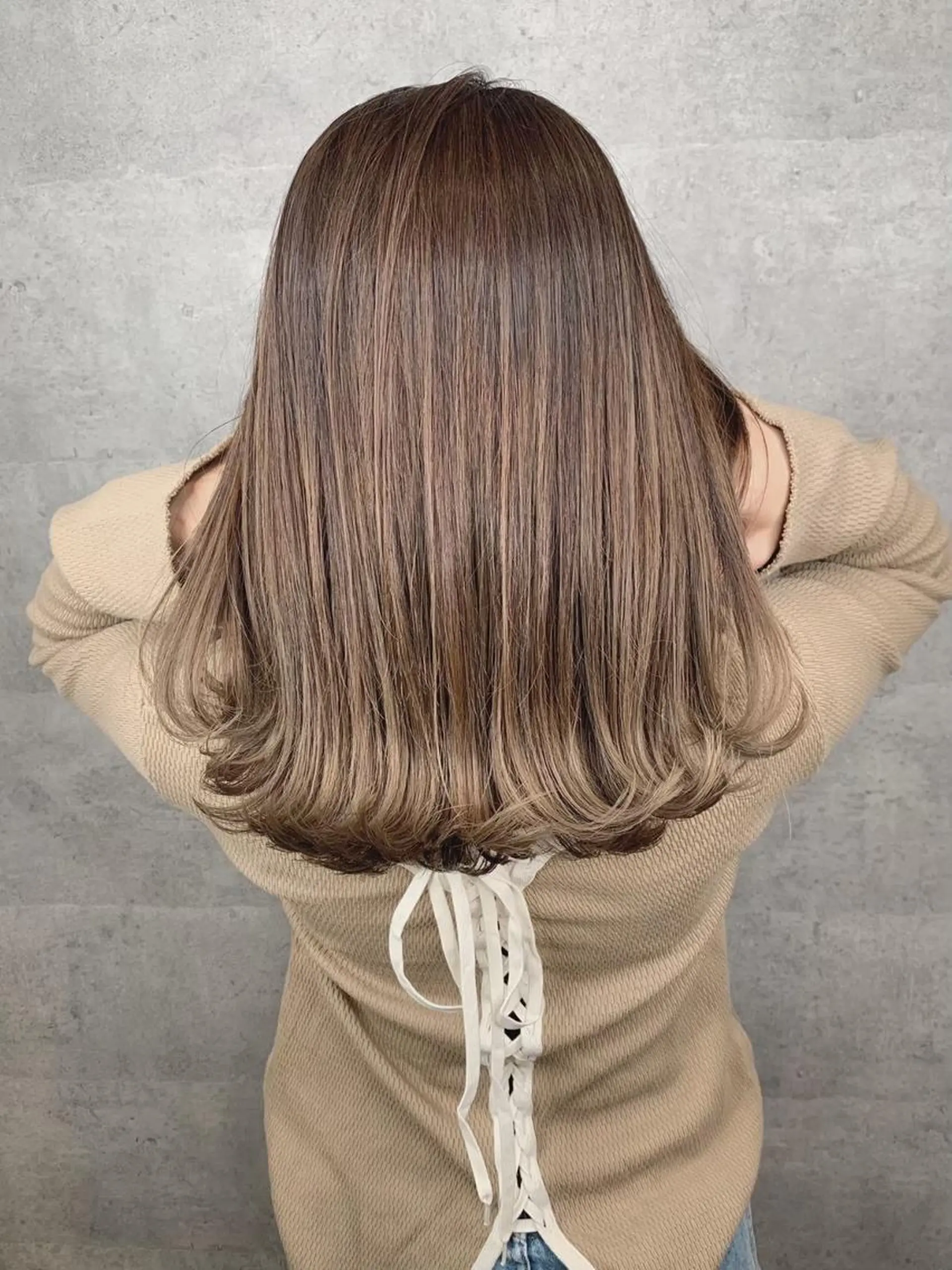 セミロング ボブ 斜めバング 外国人風カラー 伸ばしかけ ハイライト カット ヘアカラー トリートメント ＿WHITE鳳店 アンダーバーホワイトのヘアスタイル