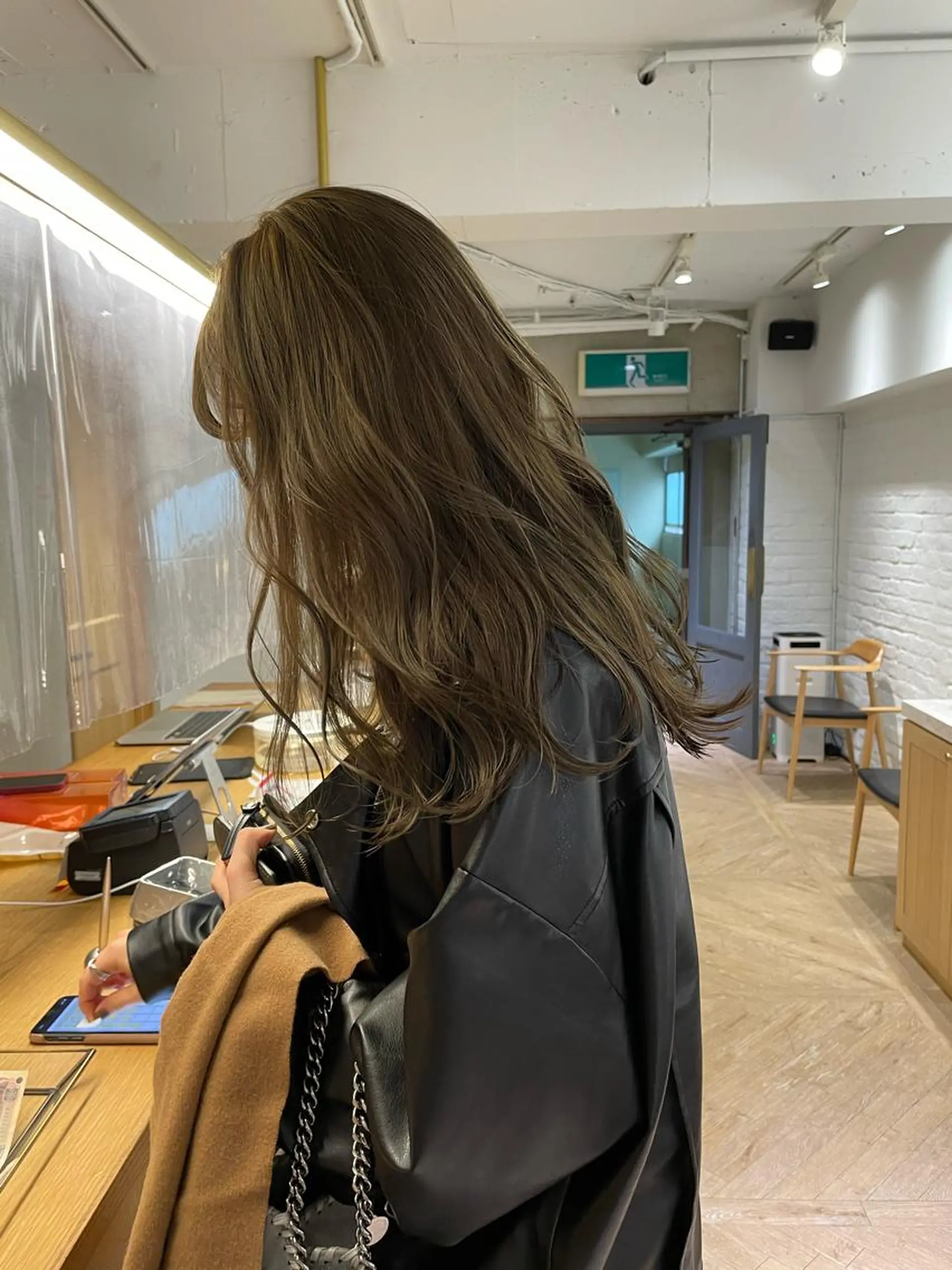 セミロング カラー ベージュカラー ブリーチ ケアブリーチ ダブルカラー イヤリングカラー センターパート 田形清流のヘアスタイル