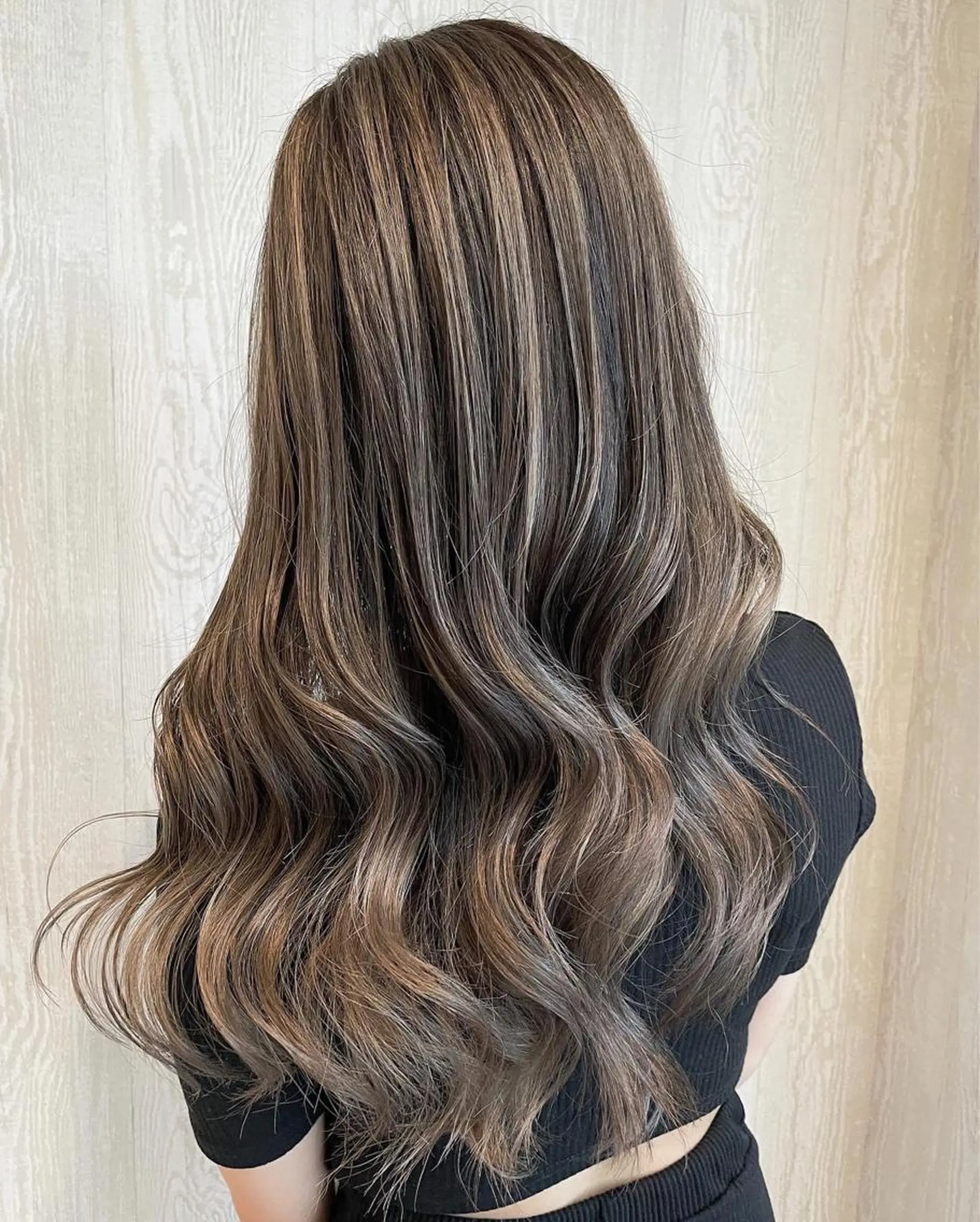 ロング カラー アッシュ グレージュ 外国人風カラー レイヤーカット ヘアカラー トリートメント 河合秀明/ハイライト /インナーカラーのヘアスタイル