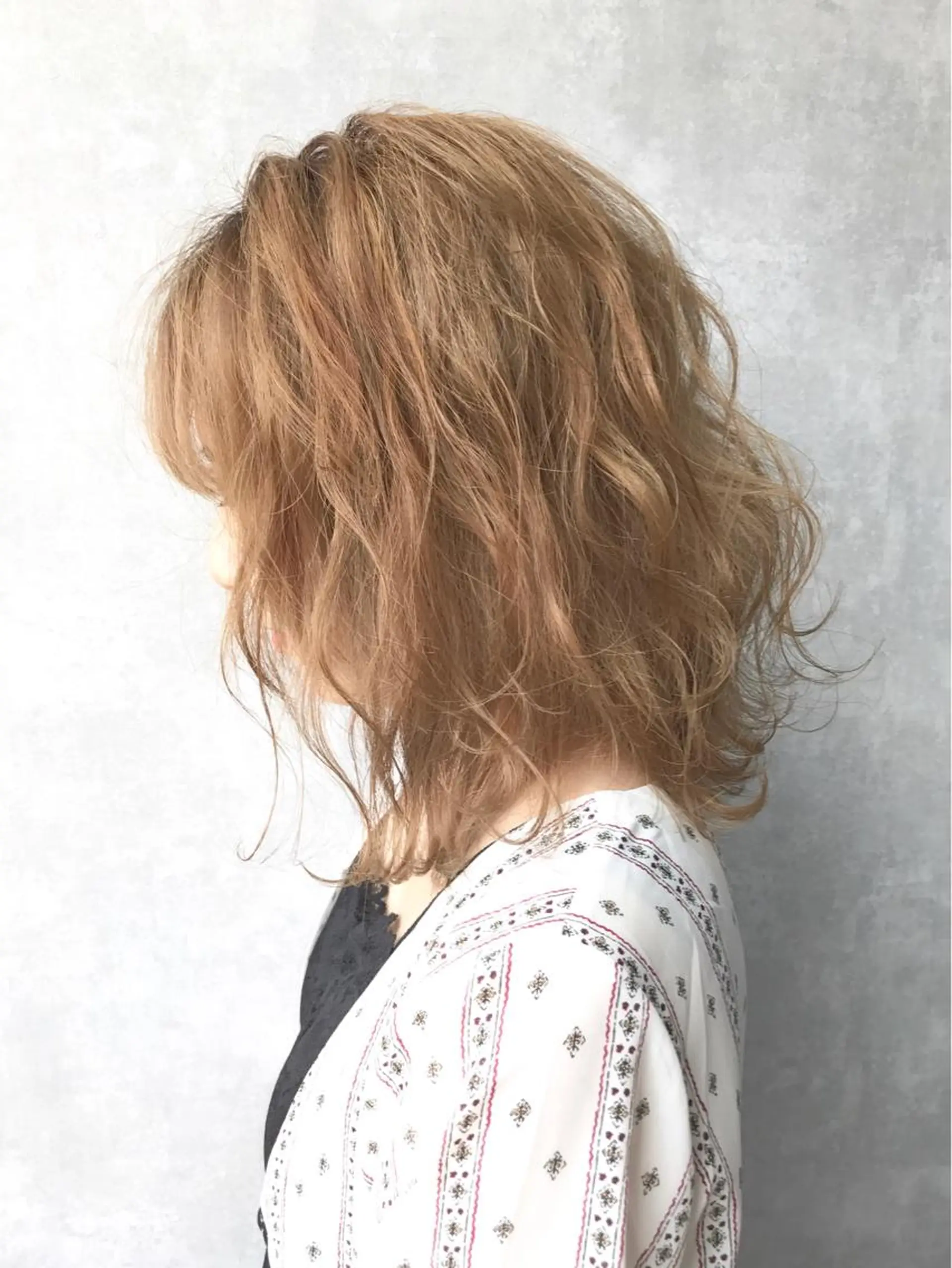 ショート カラー ベージュカラー TOMOYAレイヤー ブリーチ縮毛矯正のヘアスタイル