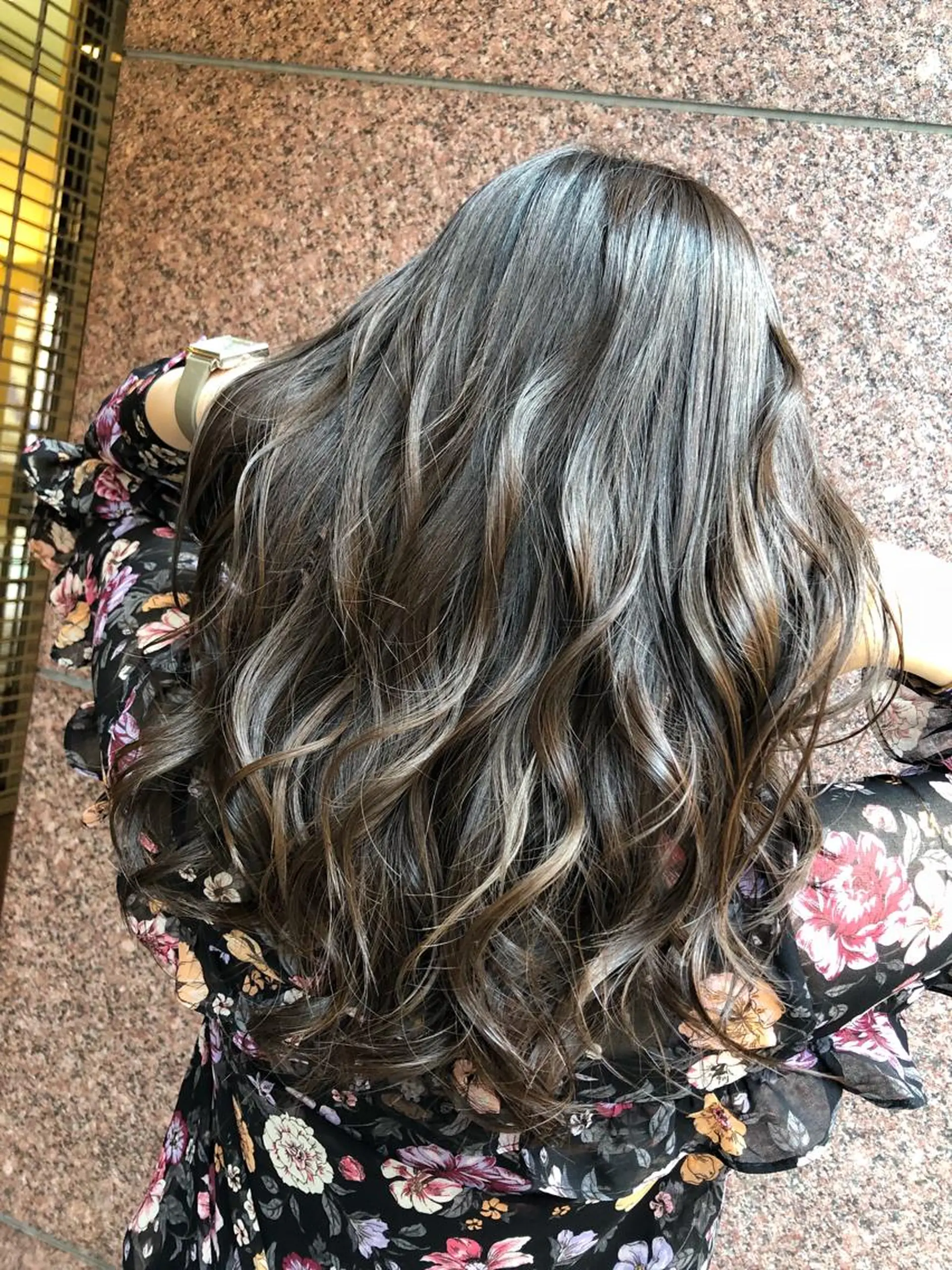 ロング カラー グレージュ ハイライトカラー ハイライト ヘアカラー トリートメント 服部 樹季のヘアスタイル