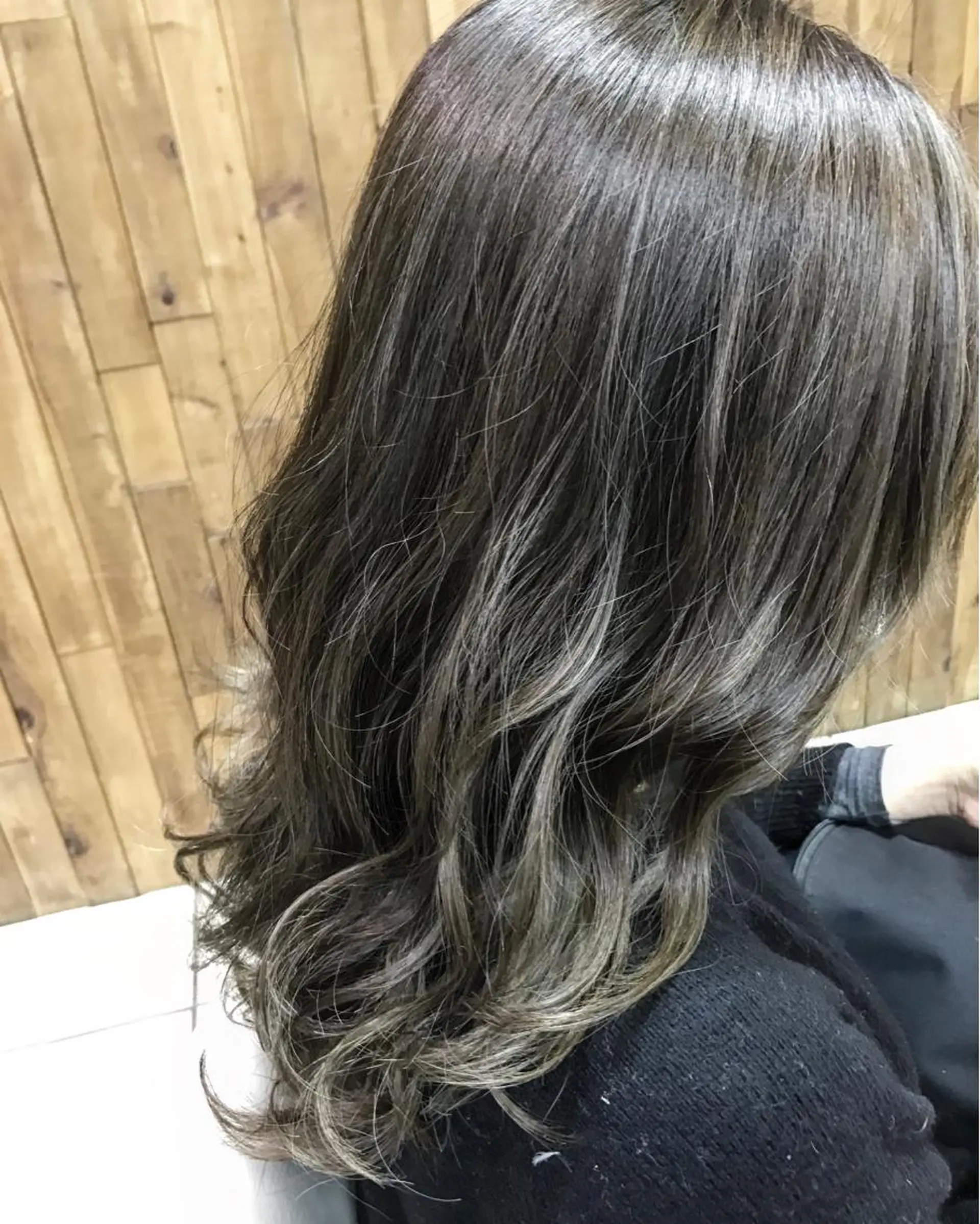 ロング カラー ダークグレー ハイライトカラー ハイライト にった みずきのヘアスタイル