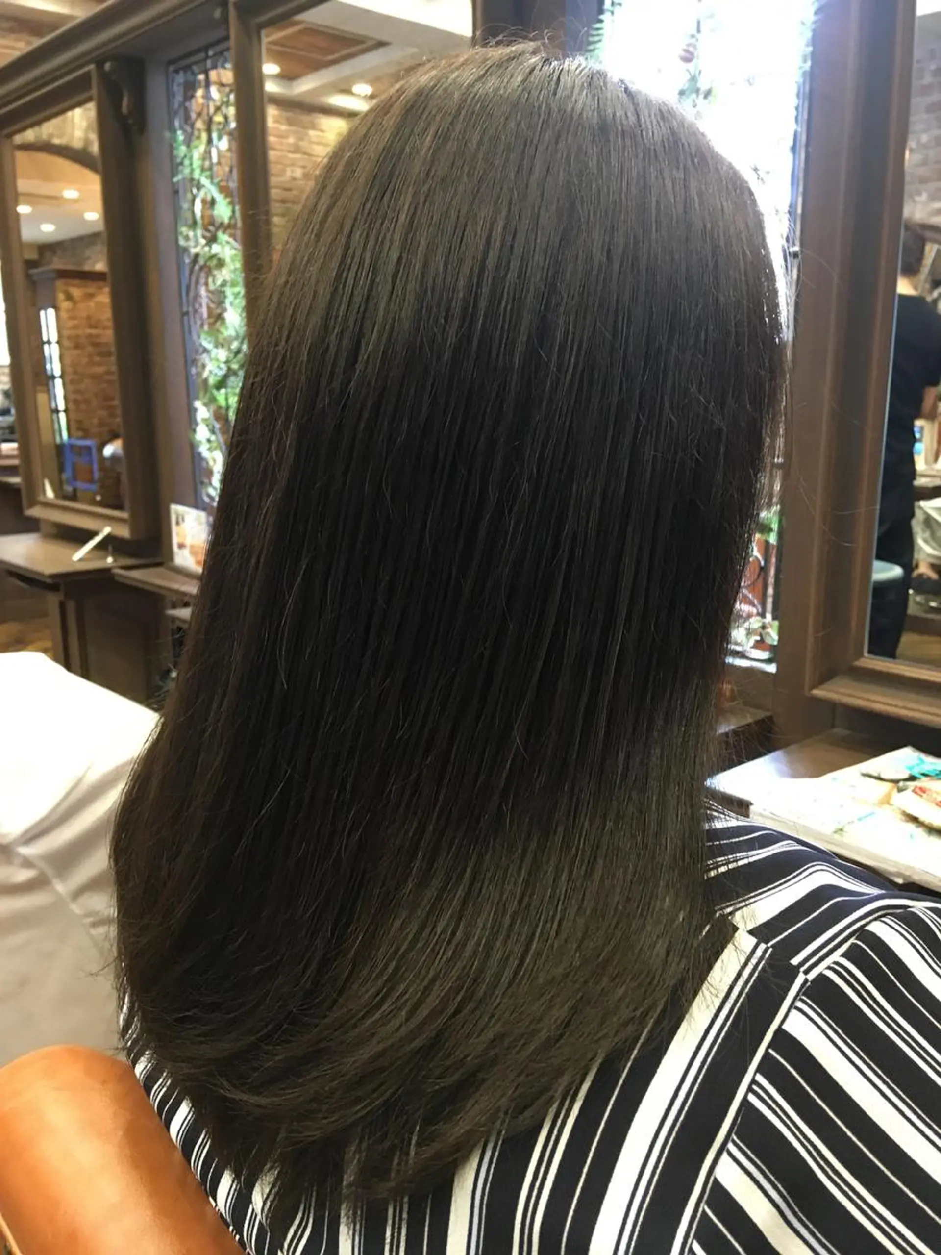セミロング カラー カット ヘアカラー 縮毛矯正 トリートメント Helm所属・久次米 智人のヘアスタイル