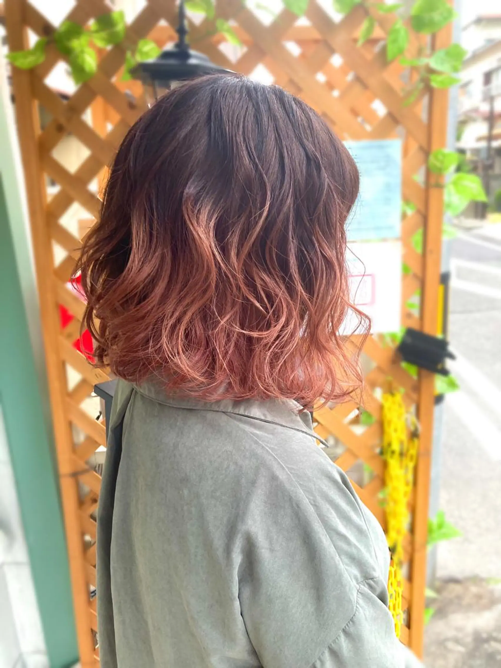 ミディアム カラー パーマ ヘアアレンジ ピンクカラー レッドカラー AIM所属・髪質改善✧︎エステ 💎AIM【アイム】のヘアスタイル