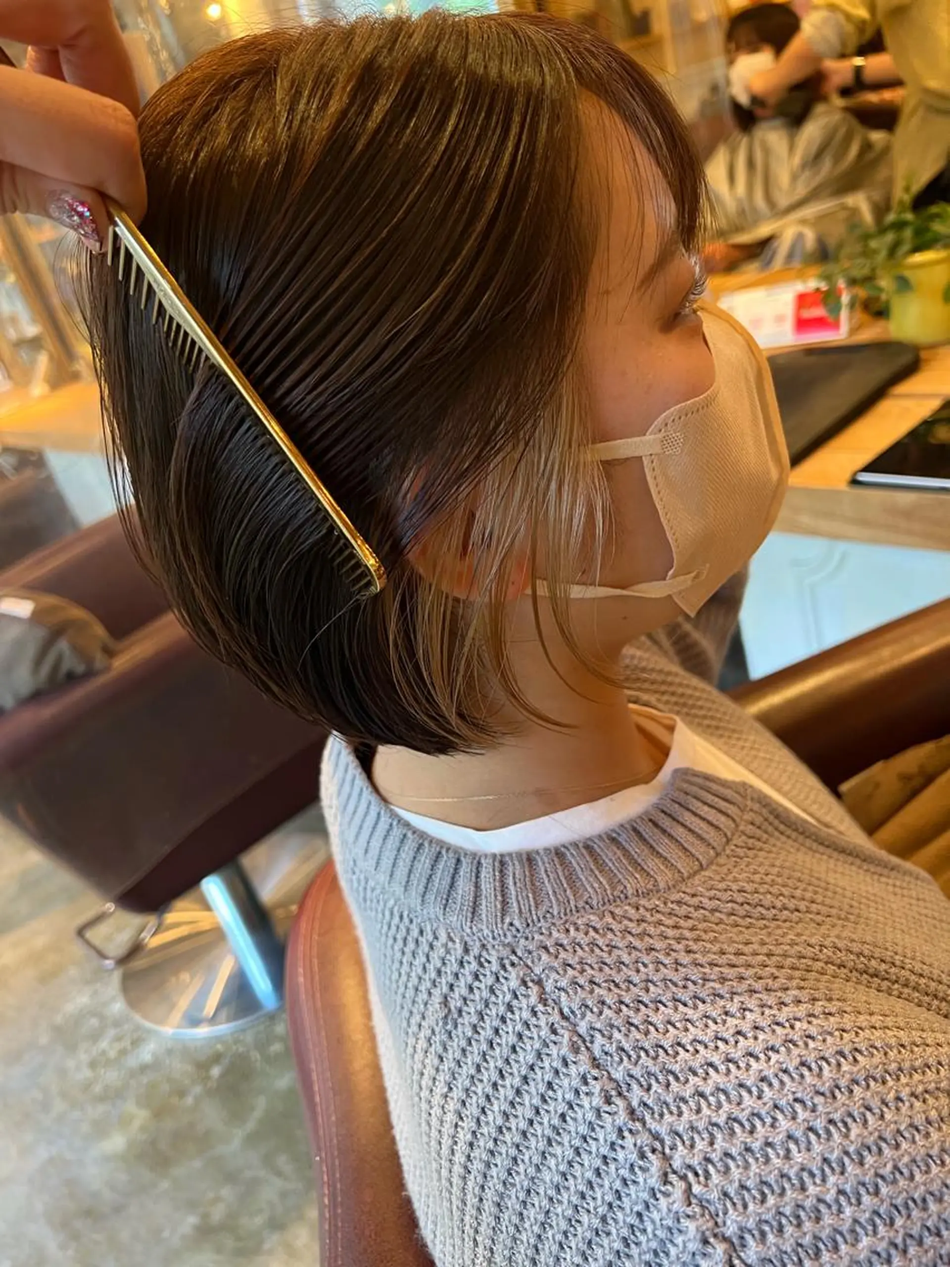 ショート カラー ベージュカラー イヤリングカラー ホワイトベージュ ボブ カット ヘアカラー トリートメント ハイライト/インナー /ブリーチ/レイヤーのヘアスタイル