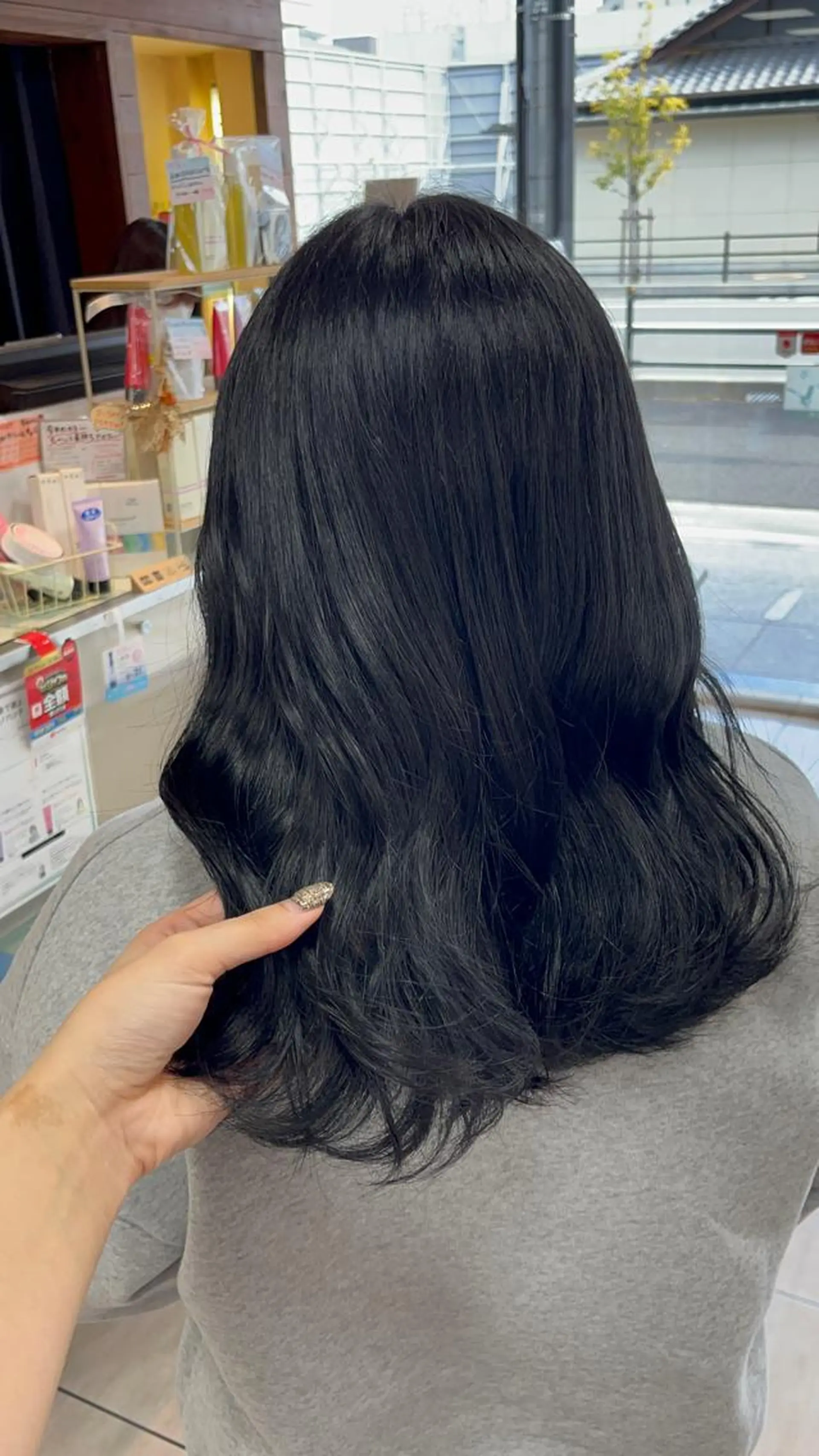 セミロング カラー ヘアアレンジ 黒髪 ブルーカラー ブルーブラック カット ヘアカラー トリートメント インナー×縮毛矯正 ピンクカラー澤井里菜のヘアスタイル