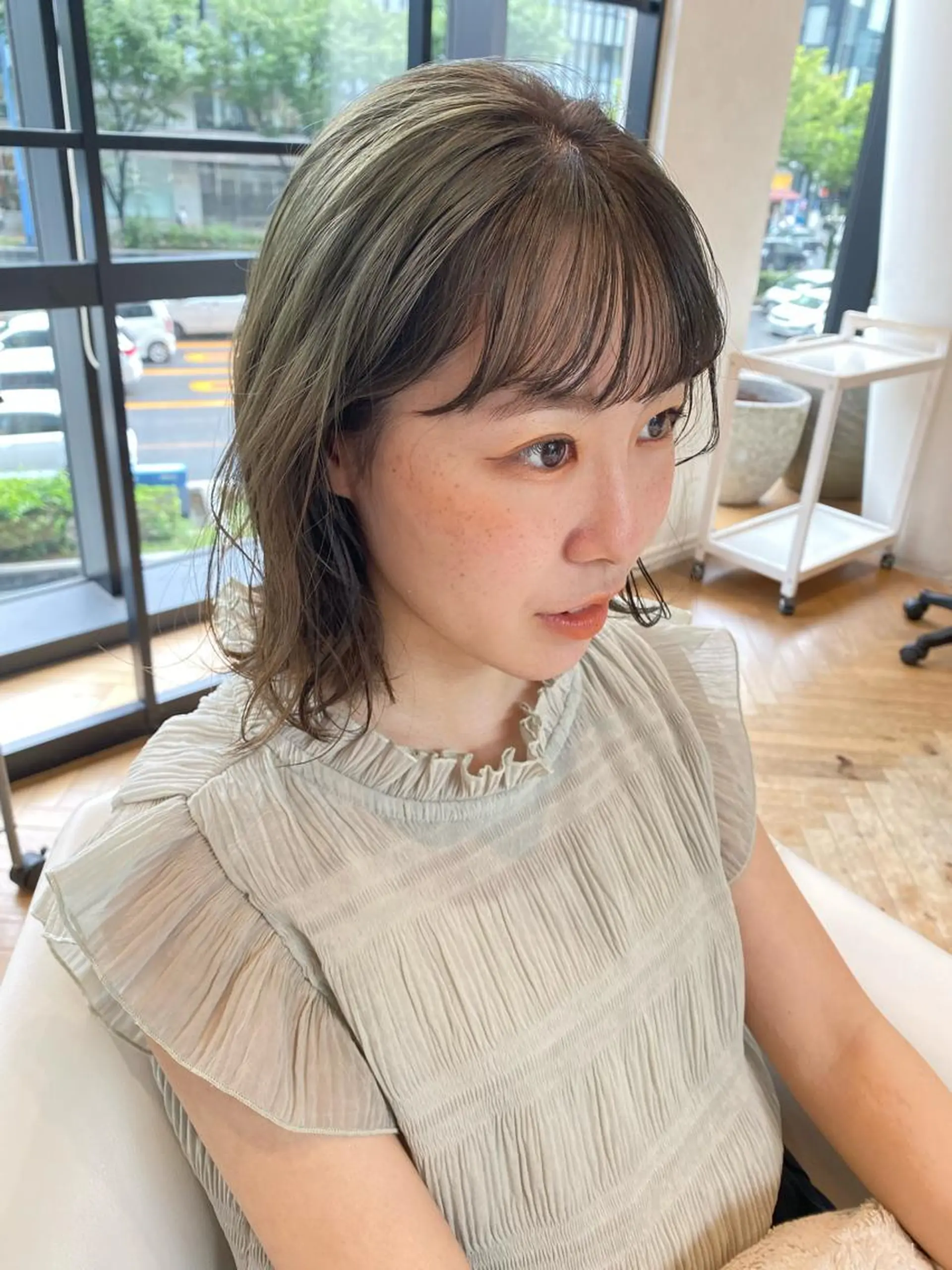 カラー ベージュカラー ブリーチ オリーブベージュ 増井 彩乃のヘアスタイル