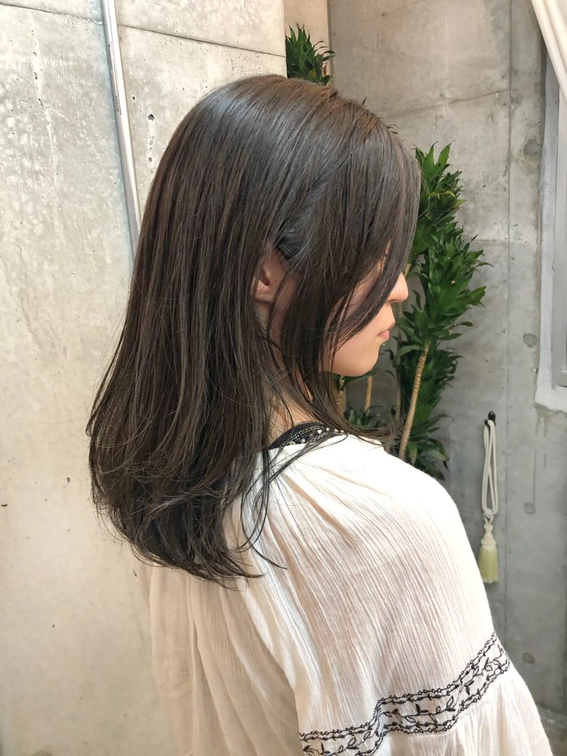 ミディアム カラー アッシュ アッシュグレー カット ヘアカラー トリートメント HIROKI ” stylistのヘアスタイル