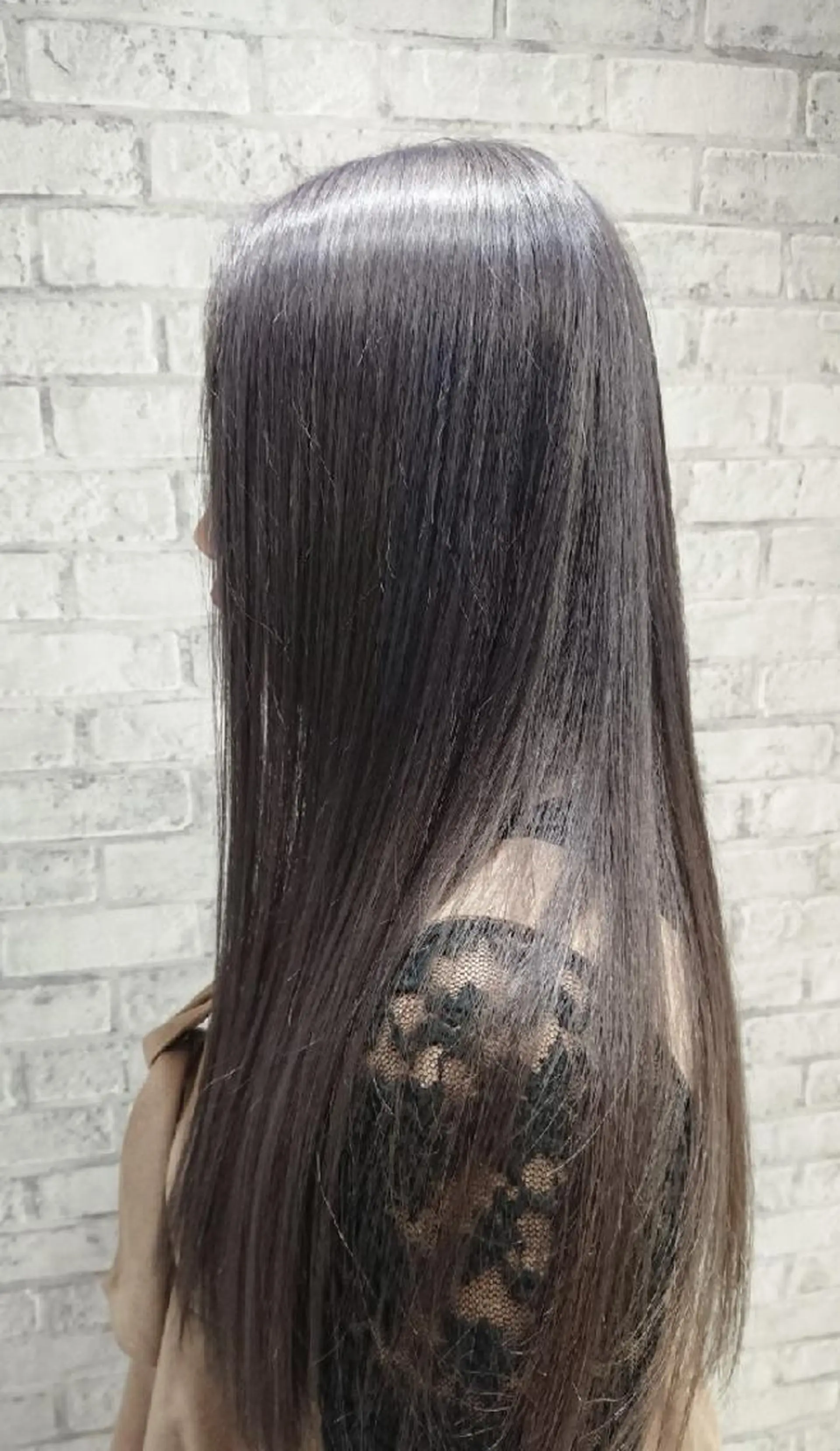 ロング カラー アッシュ アッシュグレー ブリーチ グラデーションカラー ヘアカラー トリートメント 秋山 幸太のヘアスタイル