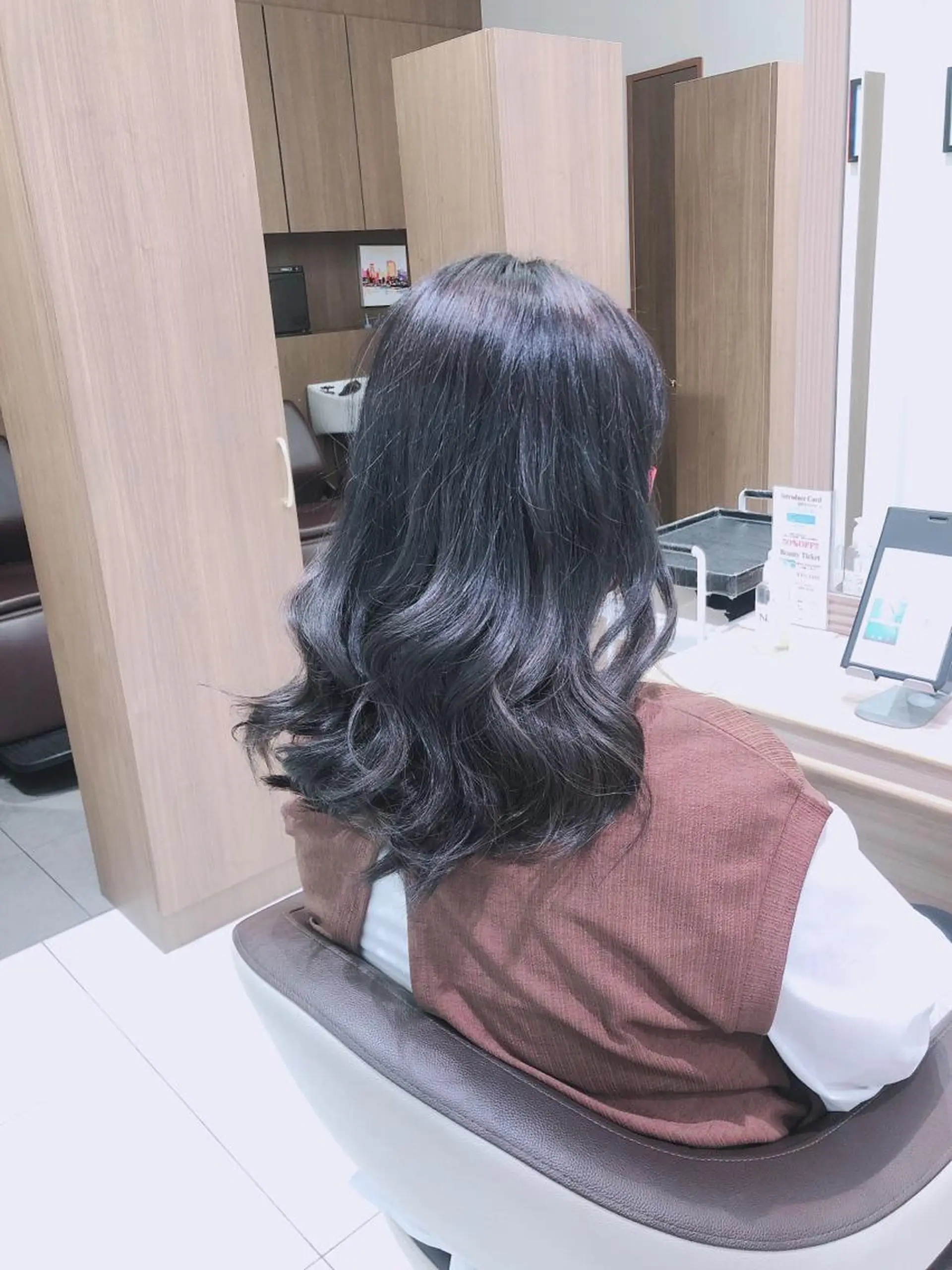 セミロング カラー グレージュ ネイビーカラー 小島 仁美のヘアスタイル