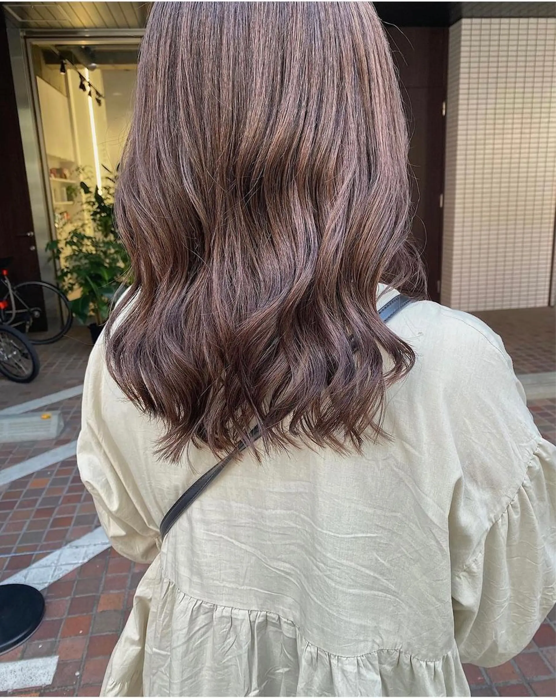 セミロング カラー ベージュカラー ブリーチ 透明感カラー イルミナカラー ラベンダーカラー カット ヘアカラー トリートメント すぎもと さき⚡️ 朝ラク・*パーマのヘアスタイル