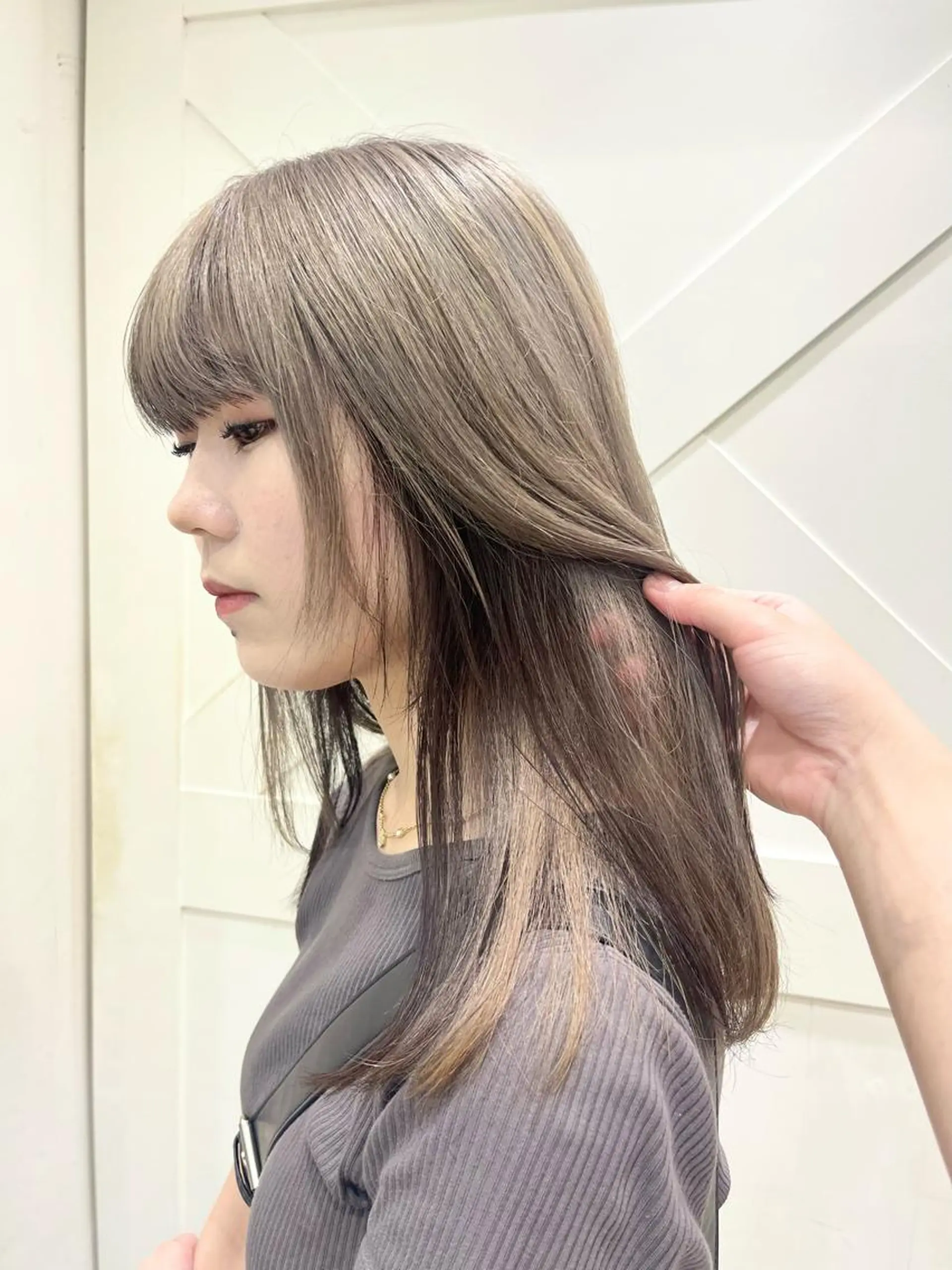 セミロング カラー ブリーチ ヘアカラー トリートメント ケアブリーチハイトー ンシールエクステのヘアスタイル