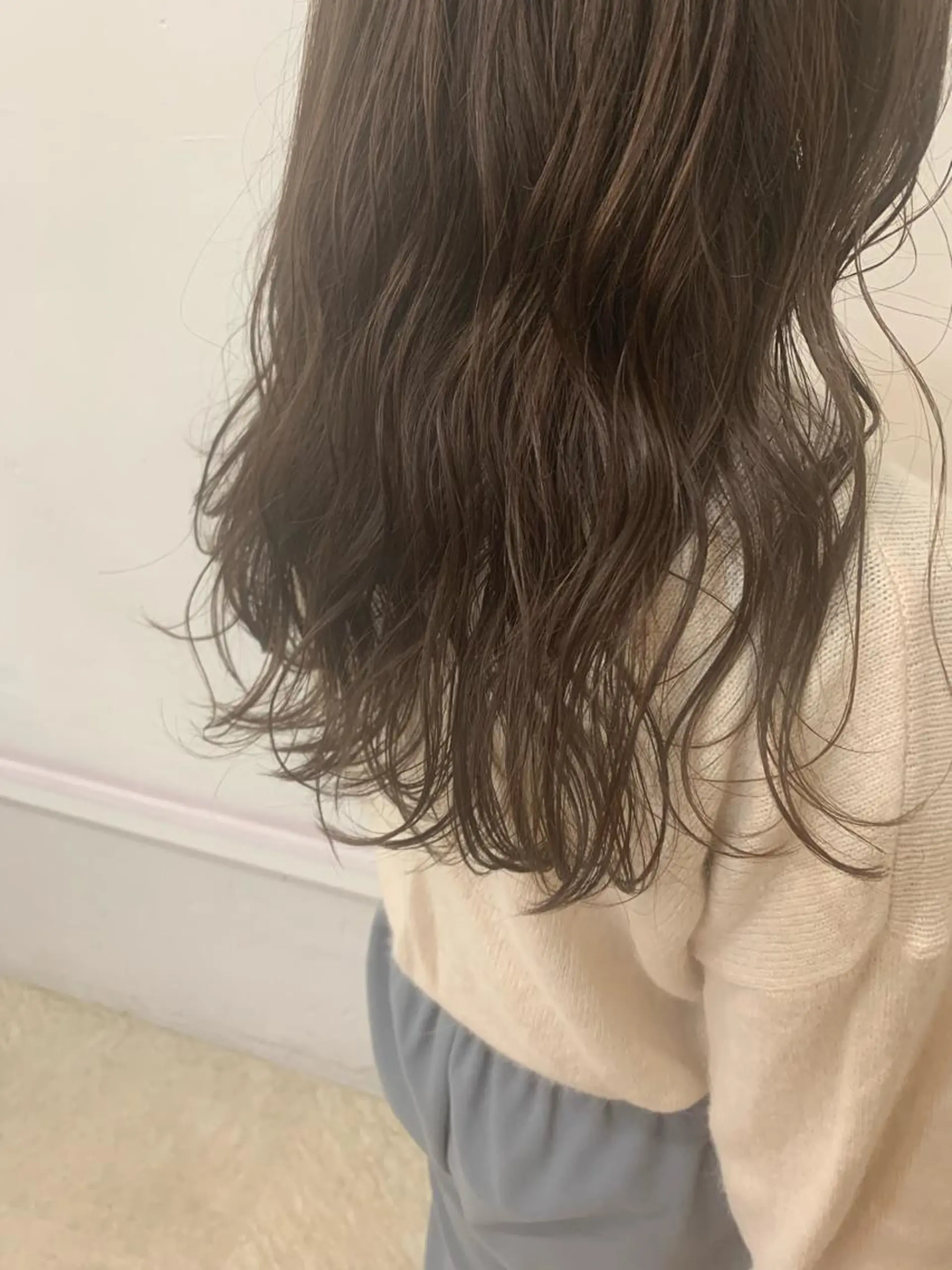 ロング カラー ベージュカラー ブリーチ 透明感カラー ミルクティーベージュ ヘアカラー トリートメント chama レイヤーカットのヘアスタイル