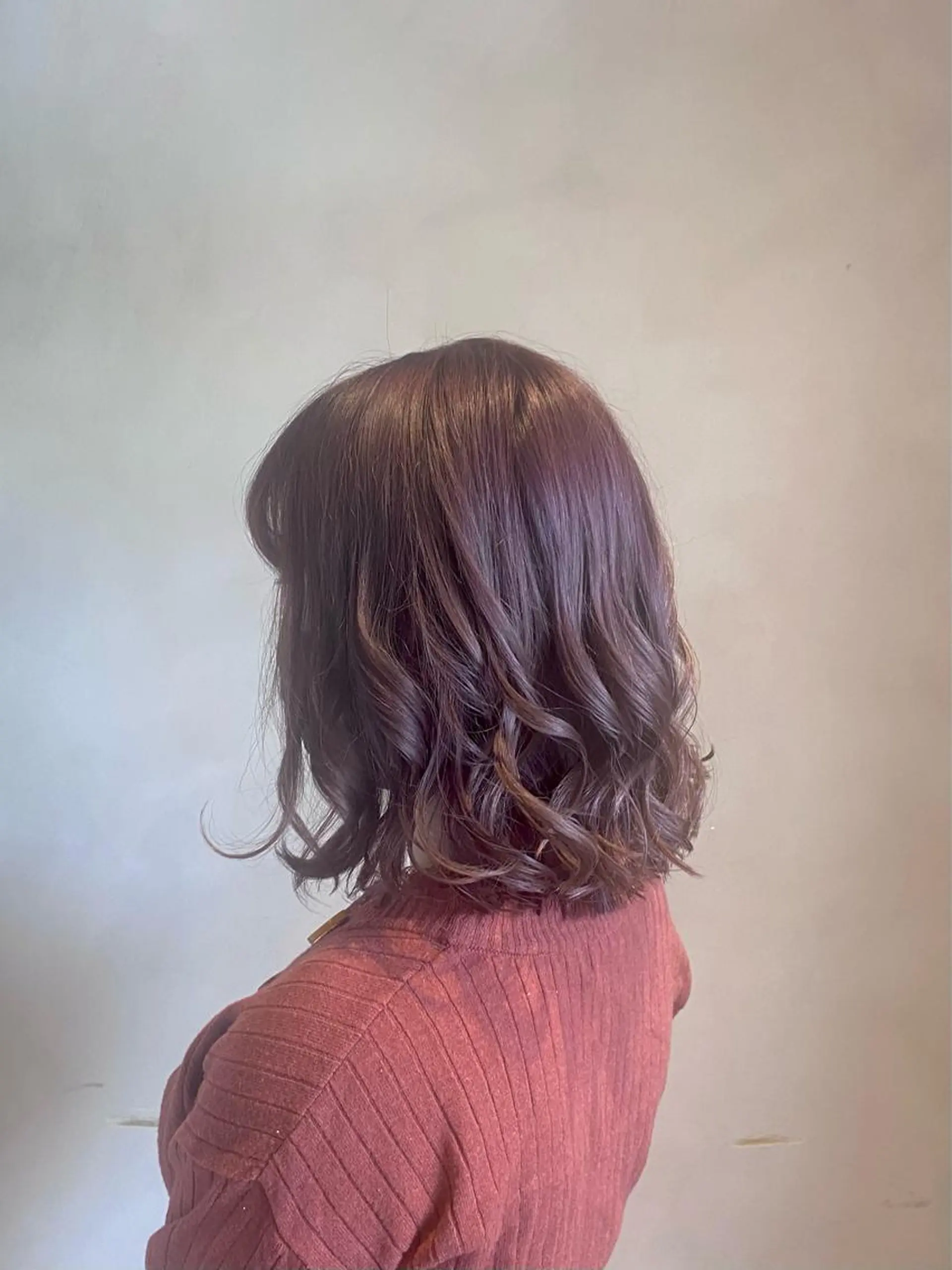 ミディアム パープルカラー motel所属・モデルや芸能人も通う ✨マンツーマンサロンのヘアスタイル