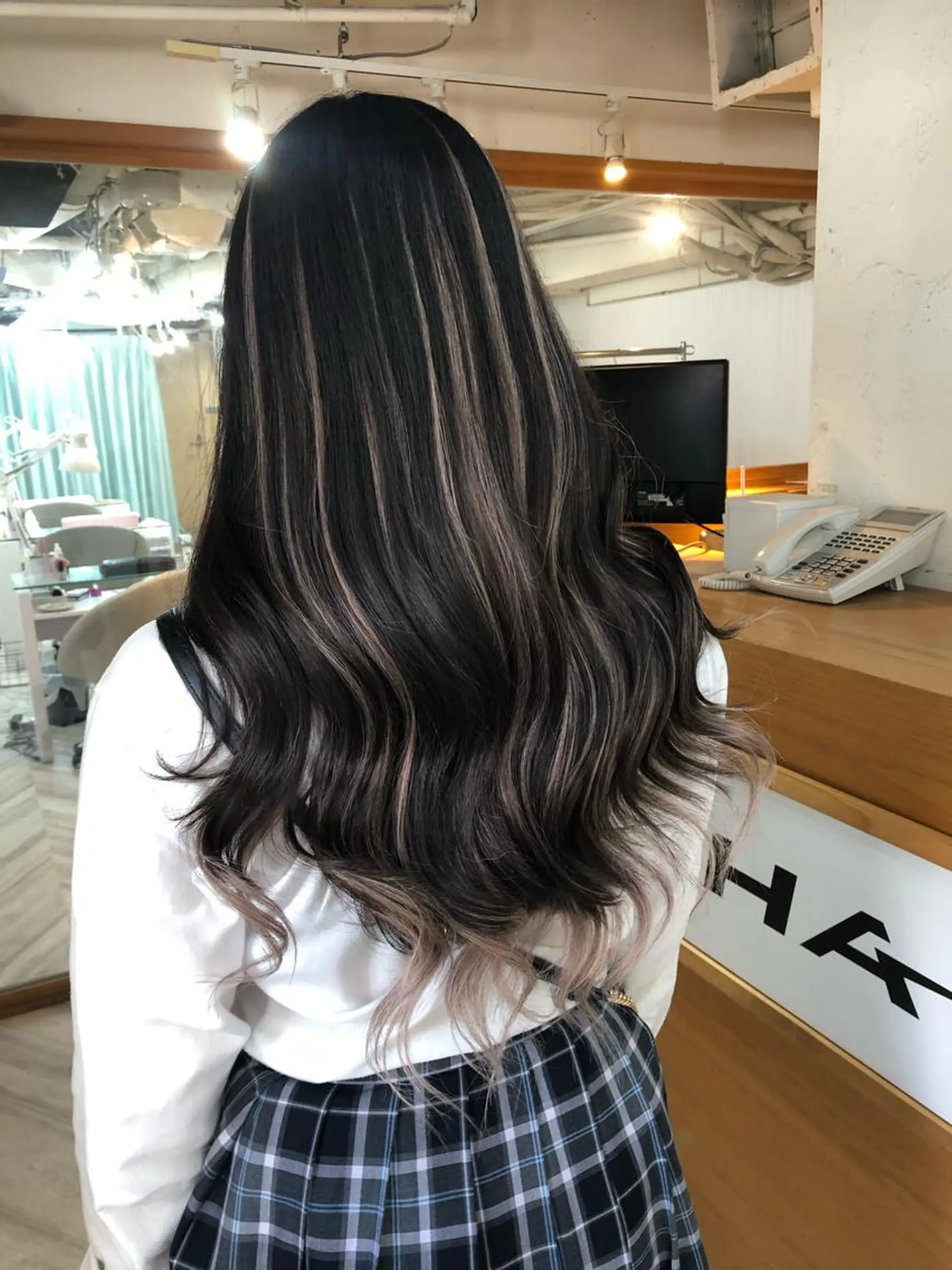ロング カラー ヘアアレンジ シールエクステ バレイヤージュ ブリーチ ハイライトカラー ハイトーンカラー カット パーマ エクステ ヘッドスパ alpha. カラーエクステ下妻のヘアスタイル