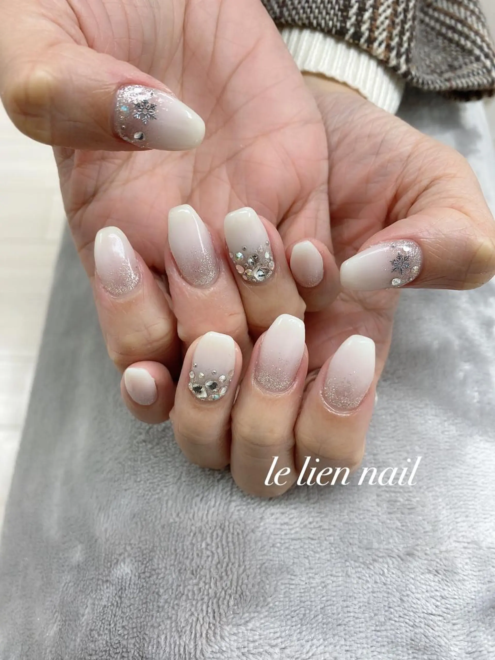ネイル グラデーション キラキラネイル ラメ(グリッター) シルバー ストーンネイル ハンドネイル le lien nailのネイルデザイン