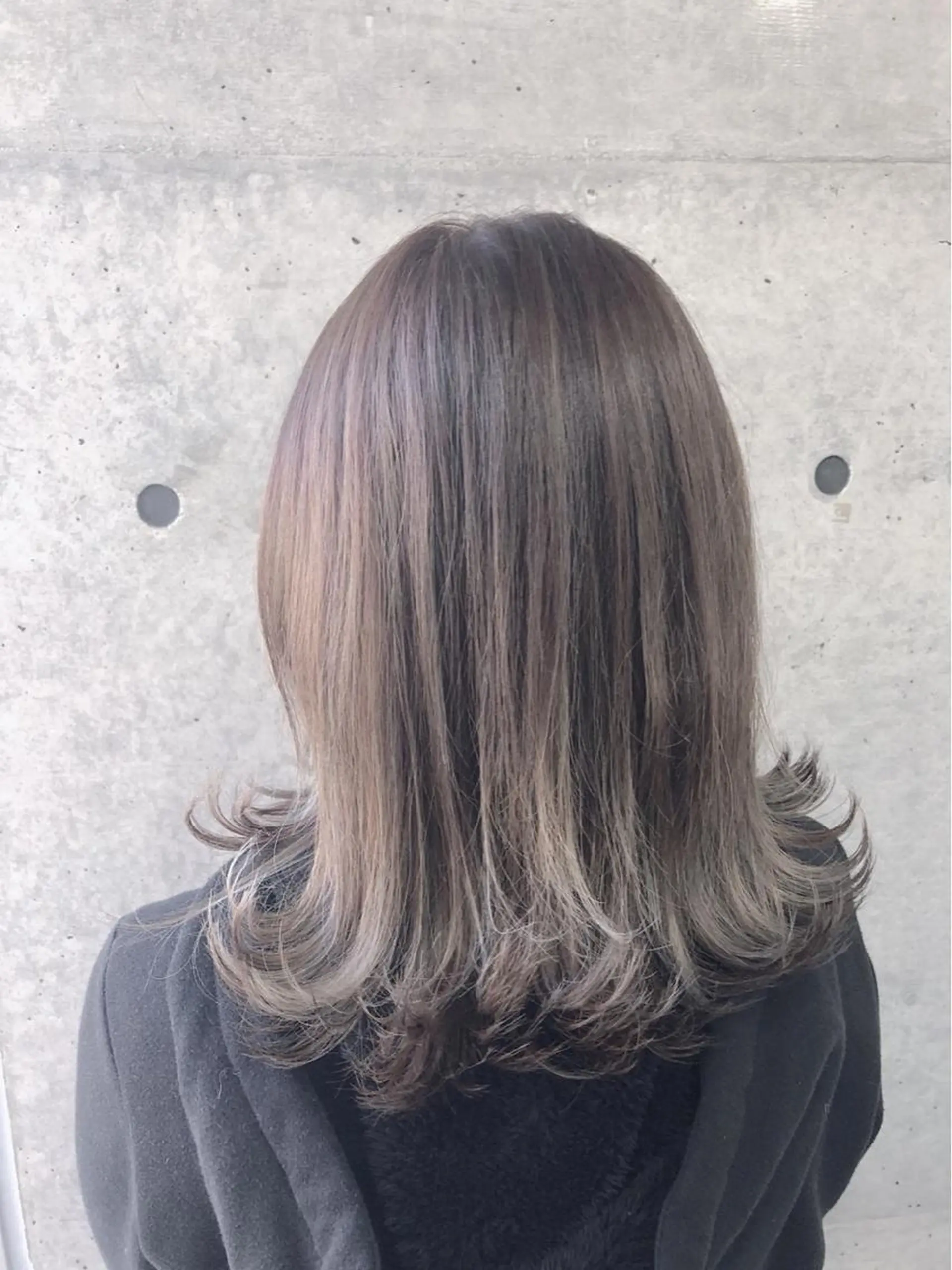 ミディアム カラー アッシュ ハイライトカラー ハイライト 小林 美央のヘアスタイル
