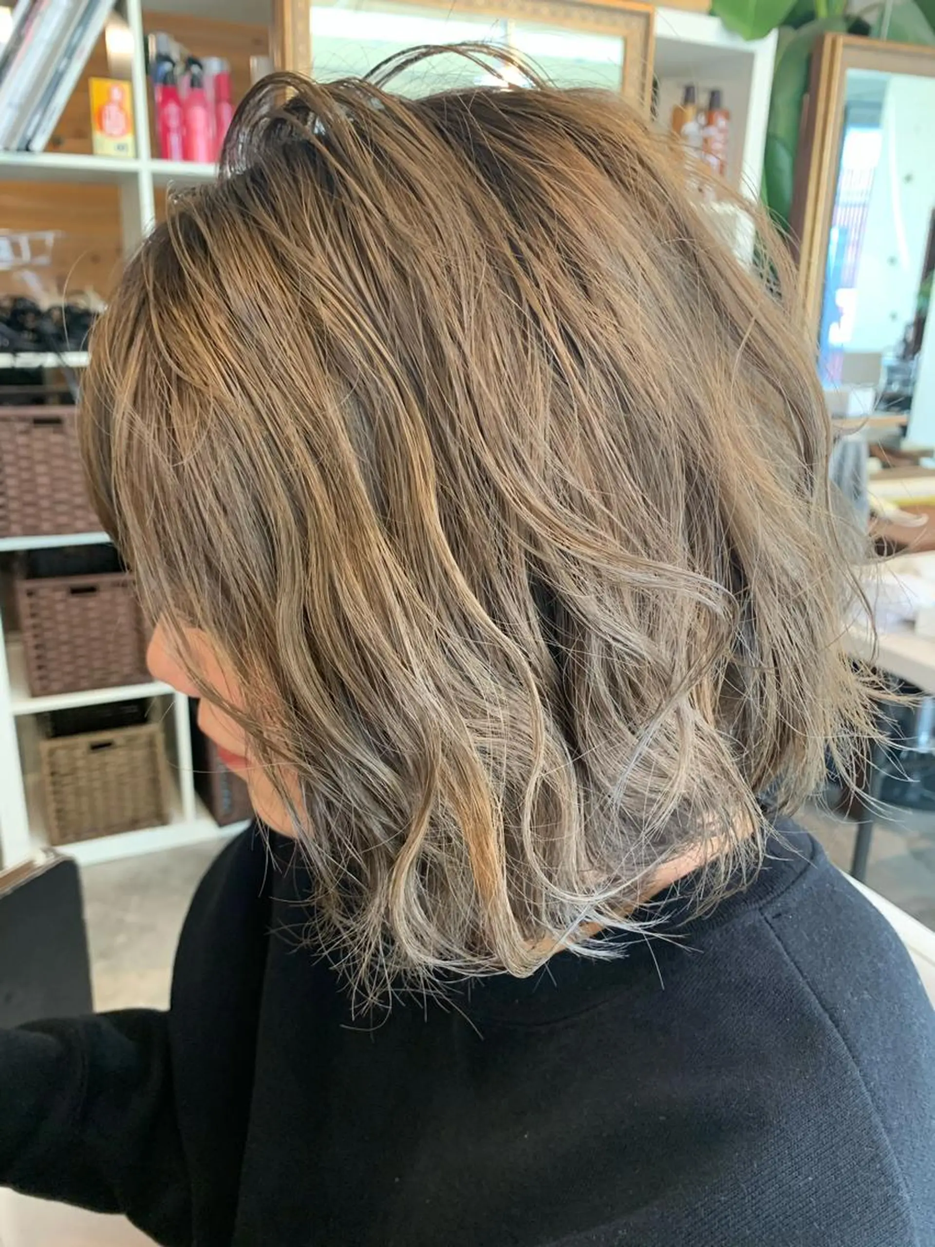 ミディアム ボブ レイヤーカット 艶カラー／ハイトーン Anjuのヘアスタイル