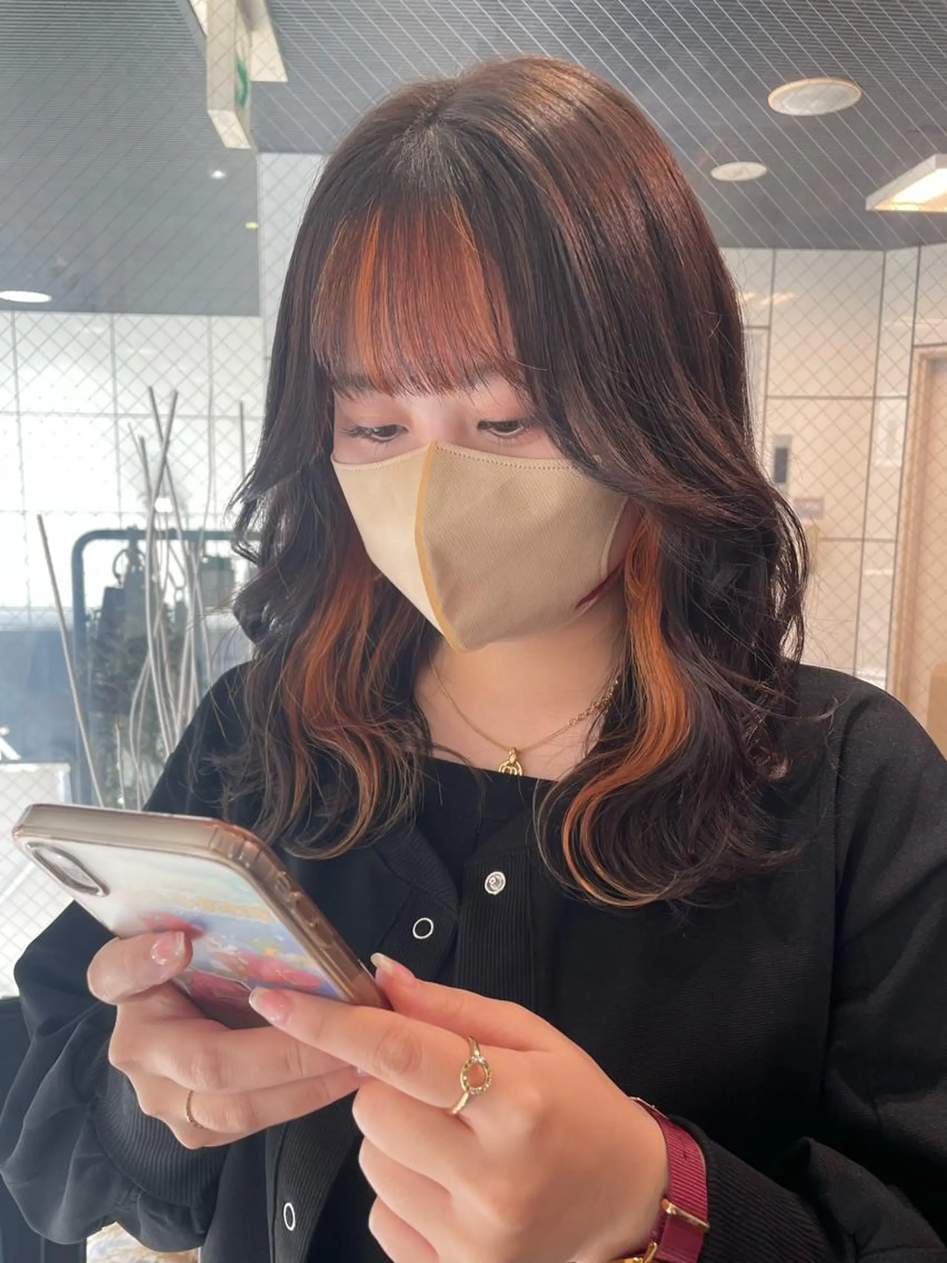 セミロング カラー イヤリングカラー オレンジ ヘアカラー イザワ アヤ🐇のヘアスタイル