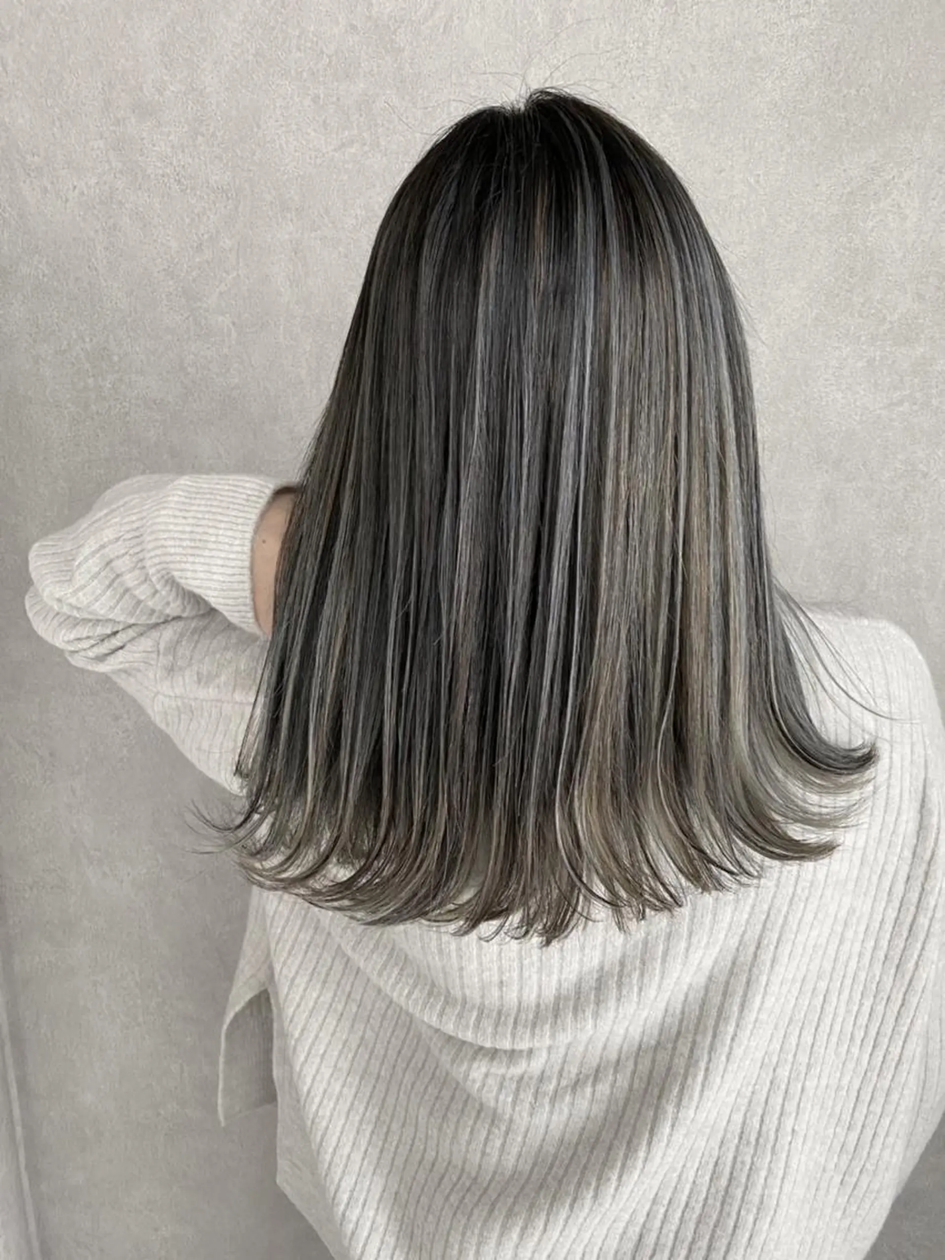 ミディアム カラー パーマ ヘアアレンジ シールエクステ アッシュ バレイヤージュ ベージュカラー ブリーチ L. OSAKAのヘアスタイル