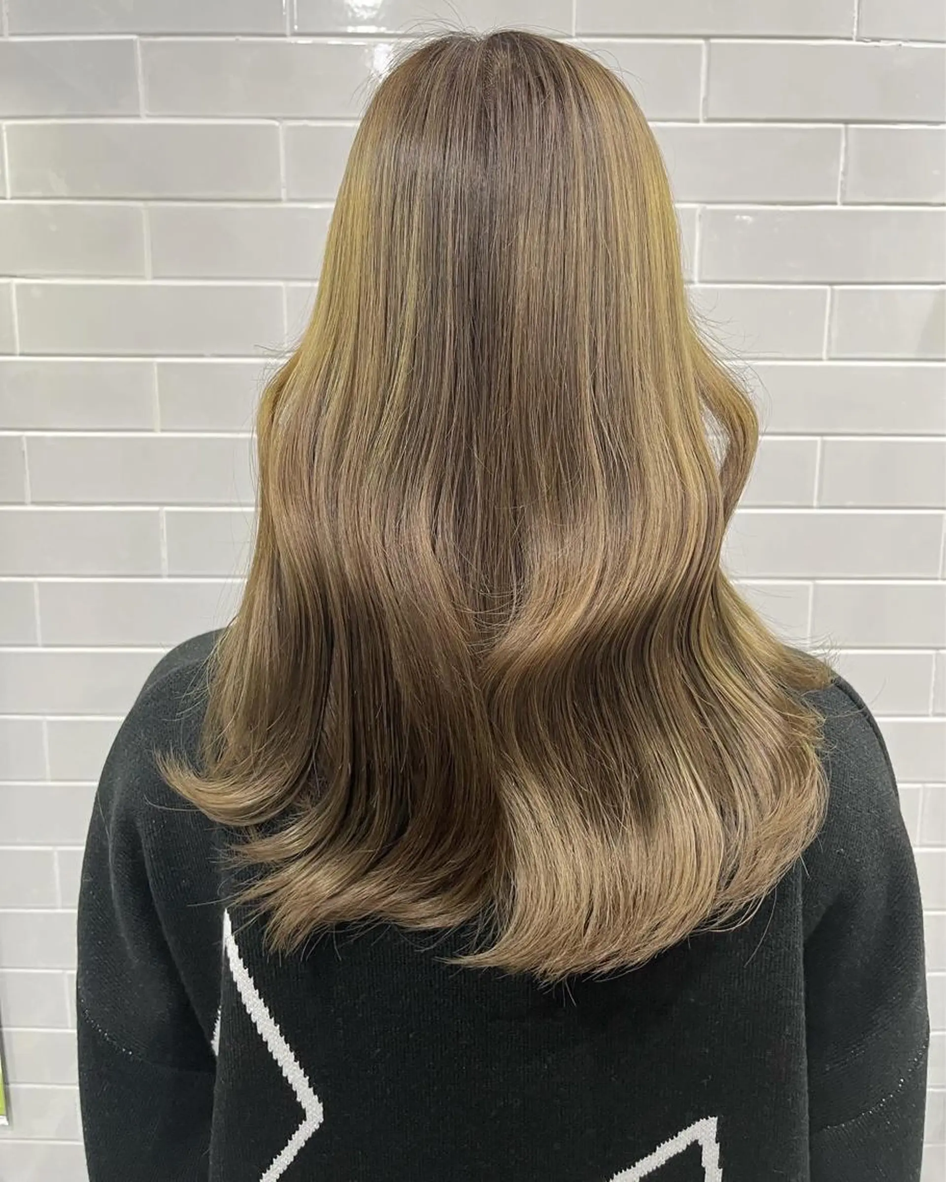 セミロング カラー ベージュカラー ブリーチ オリーブベージュ ヘアカラー トリートメント 韓国ヘア🇰🇷 RYOTAのヘアスタイル