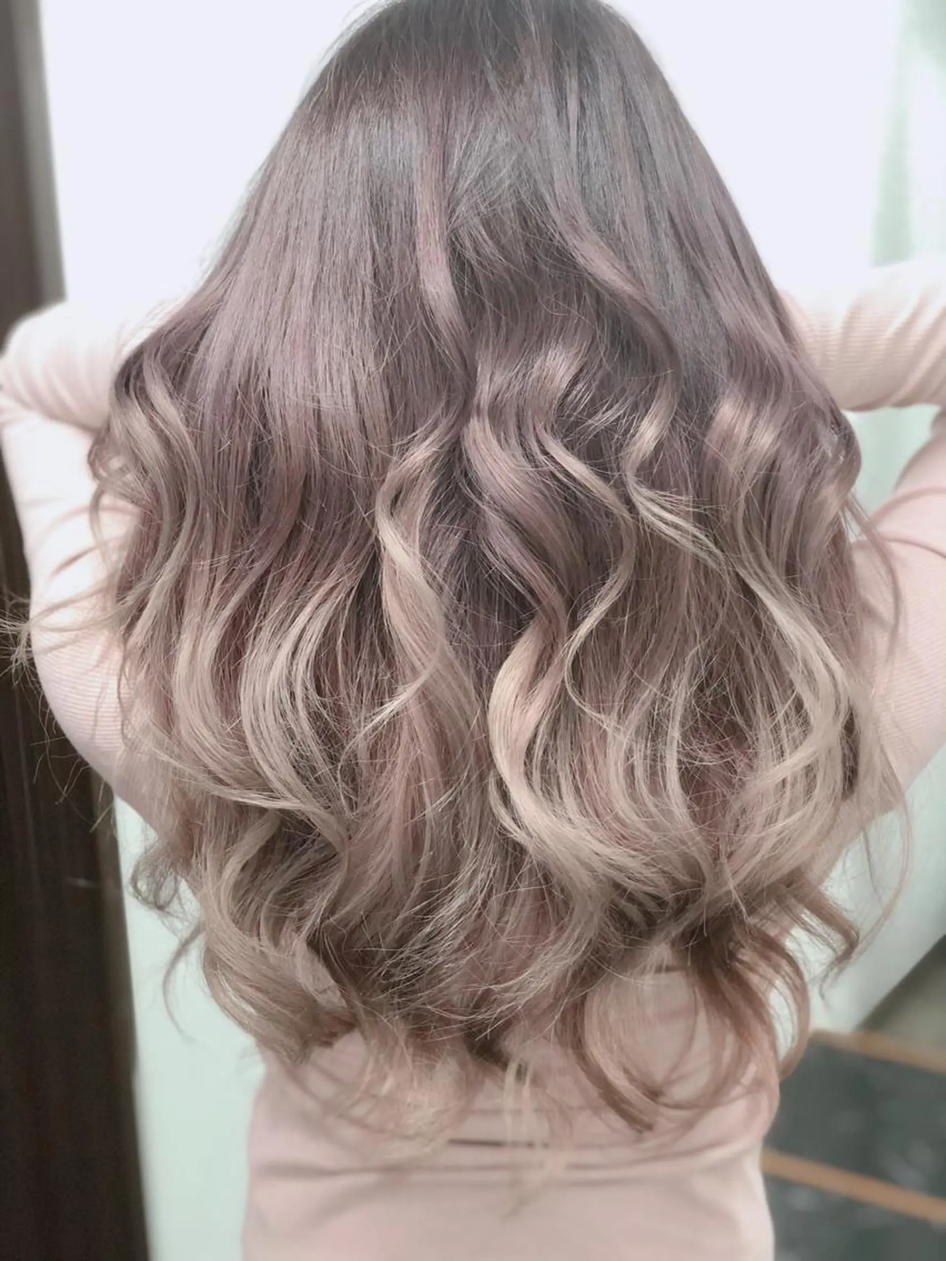 ロング カラー アッシュ グラデーションカラー ピンクカラー ピンクアッシュ ヤナ マネージャーのヘアスタイル