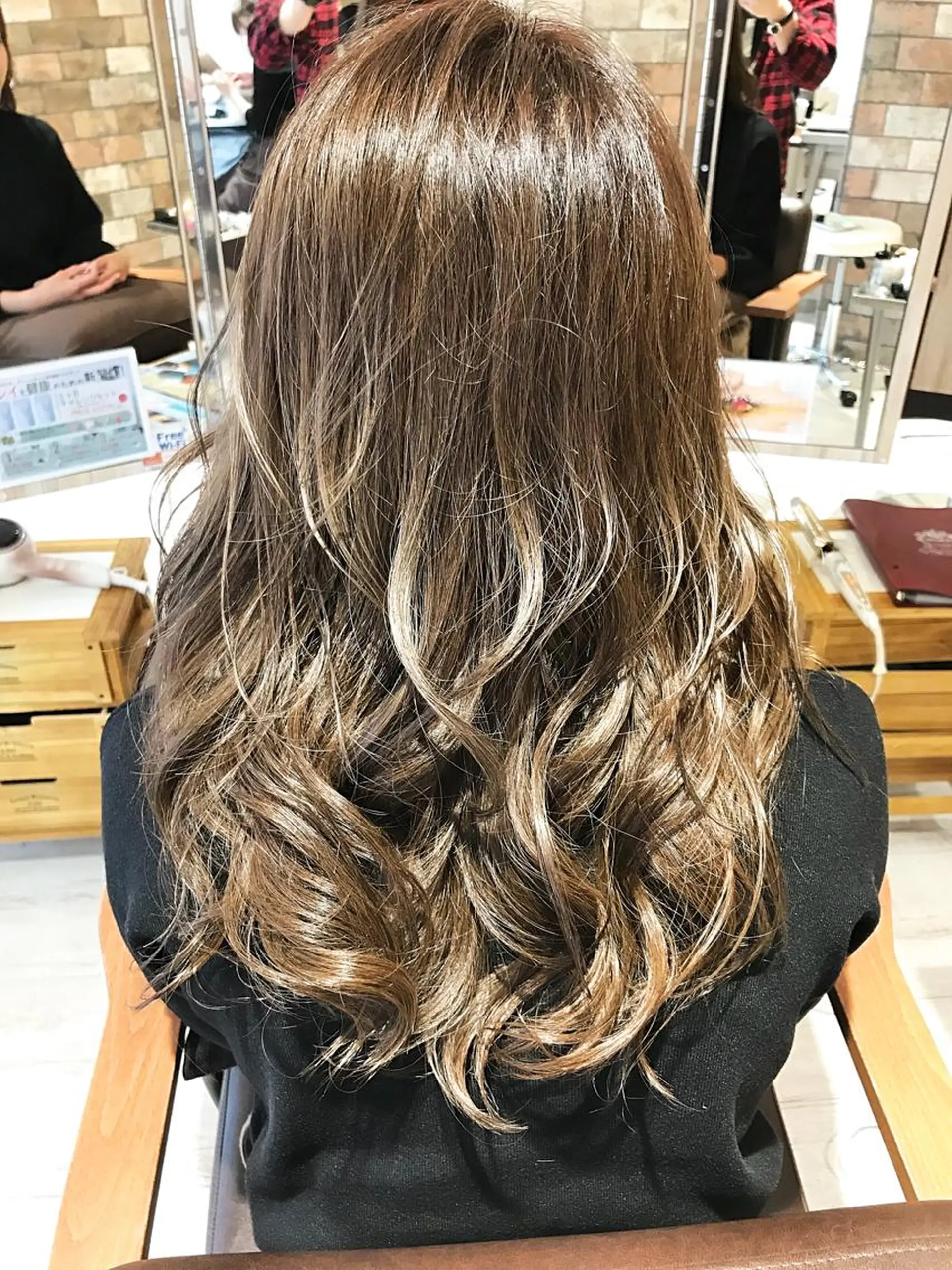 セミロング ミルクティーベージュ 山本勝志のヘアスタイル