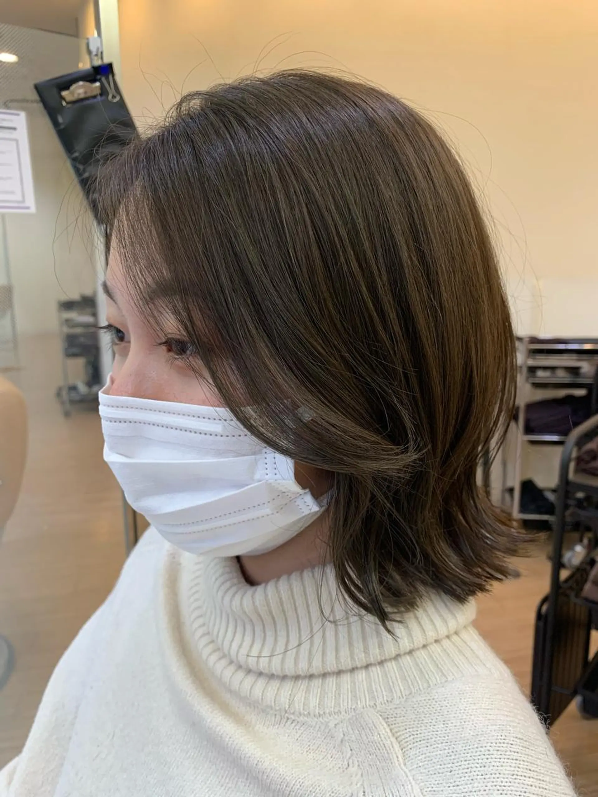 ショート カラー ベージュカラー オリーブベージュ ボブ 外ハネヘア カット ヘアカラー トリートメント 板倉 花連のヘアスタイル