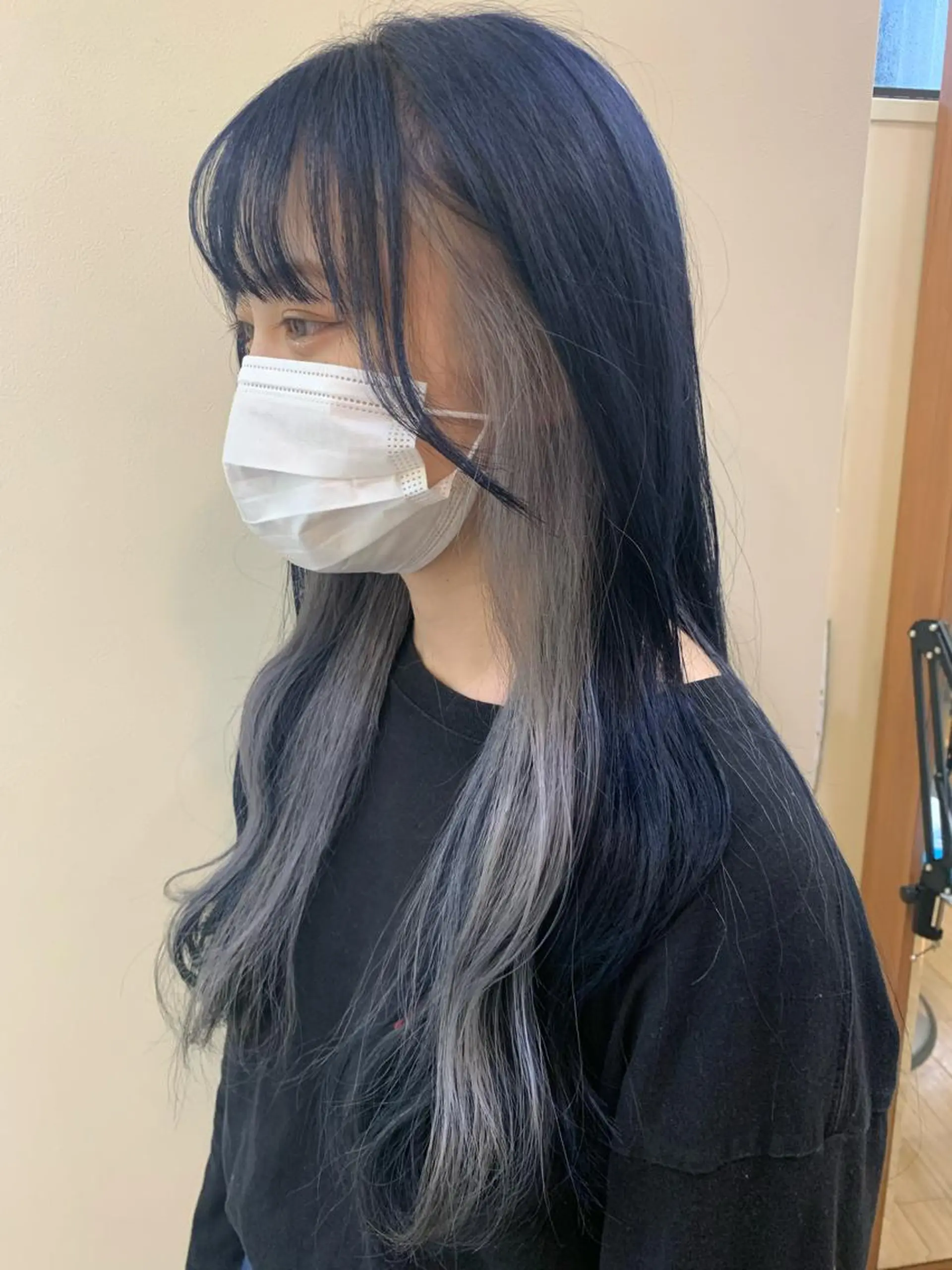 ロング カラー ブリーチ ネイビーカラー シルバー ホワイトシルバー カット ヘアカラー トリートメント 板倉 花連のヘアスタイル