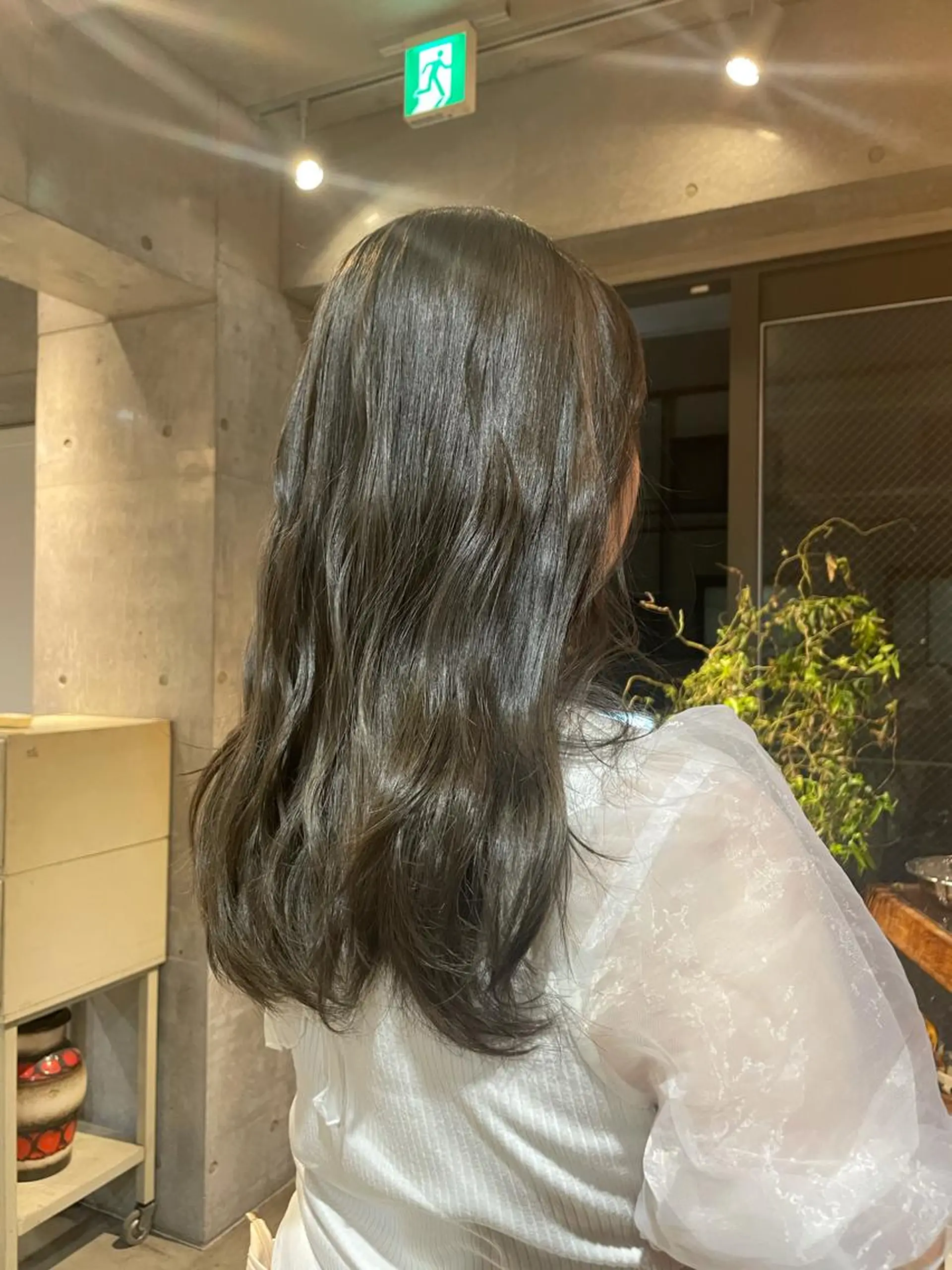 カラー ブリーチ maina/透明感 ベージュ/ブラウンのヘアスタイル