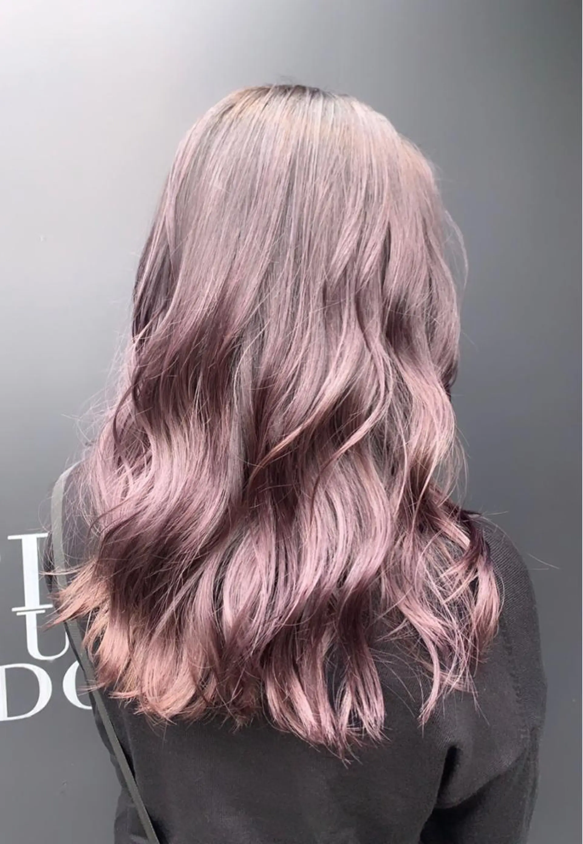 セミロング ヘアカラー トリートメント 淡いハイトーンカラー レイヤーカットゆうかのヘアスタイル