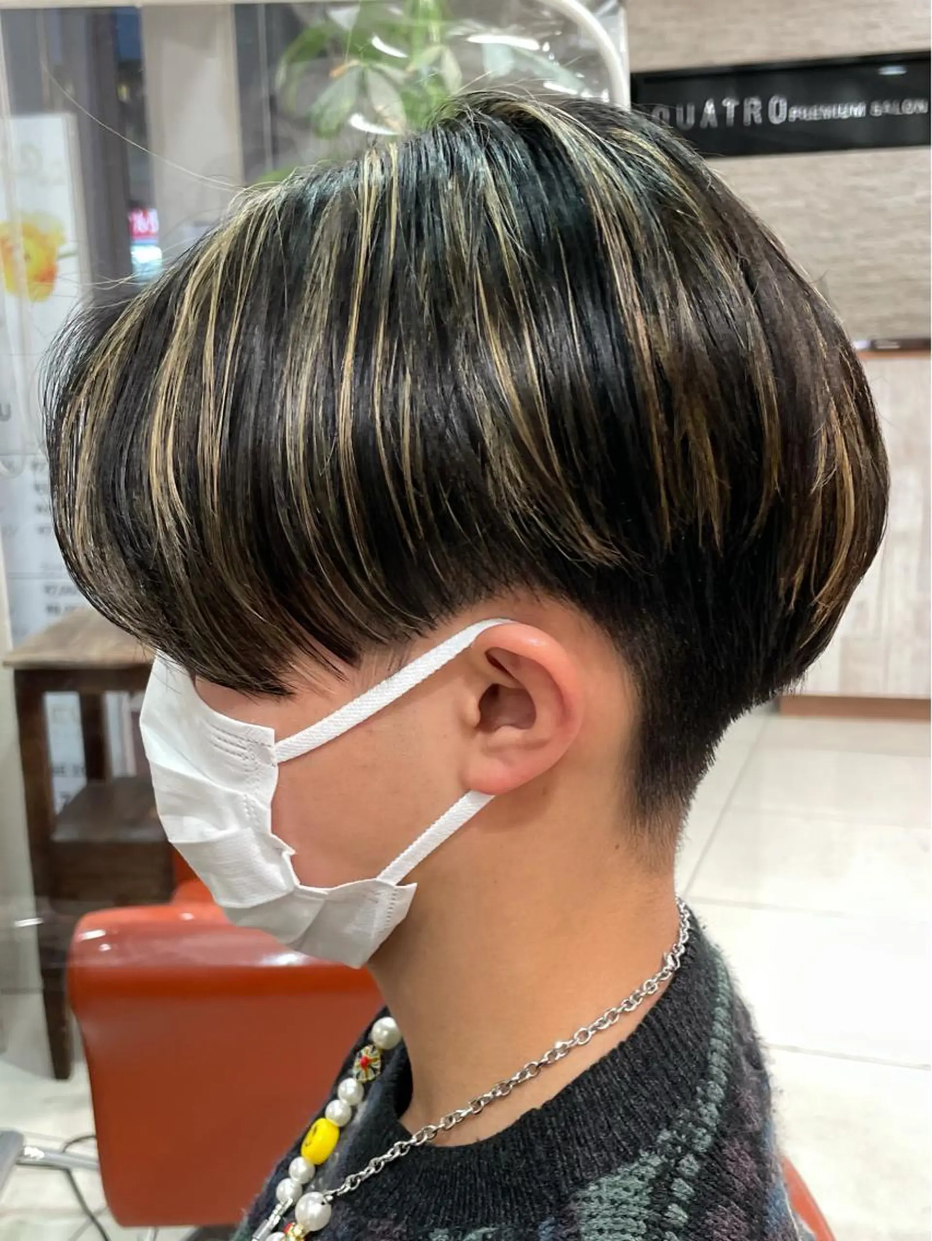 ショート カラー メンズ センターパート メンズハイライト メンズメッシュ ハイライトカラー メッシュ 井上 武輝のヘアスタイル