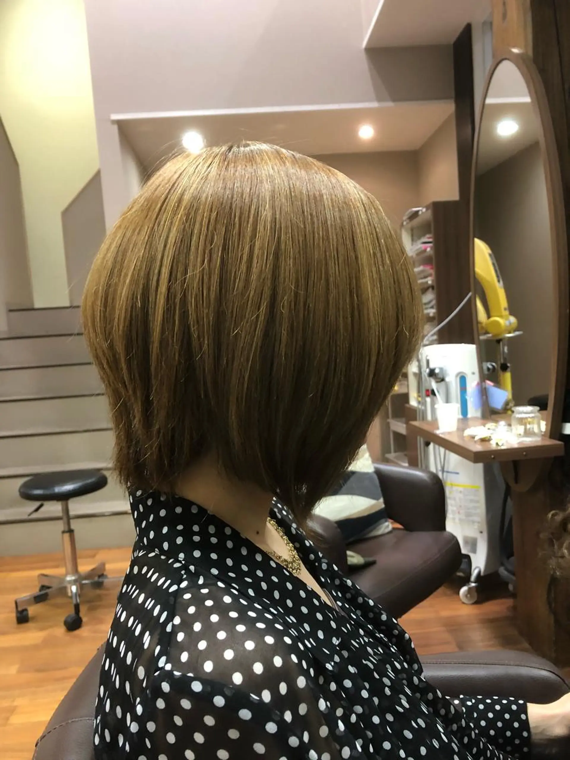 ショート カラー 前下がりボブ ハイライトカラー ボブ ハイライト ショートヘア ヘアカラー トリートメント シェアサロン　シエナ所属・東條 克義のヘアスタイル