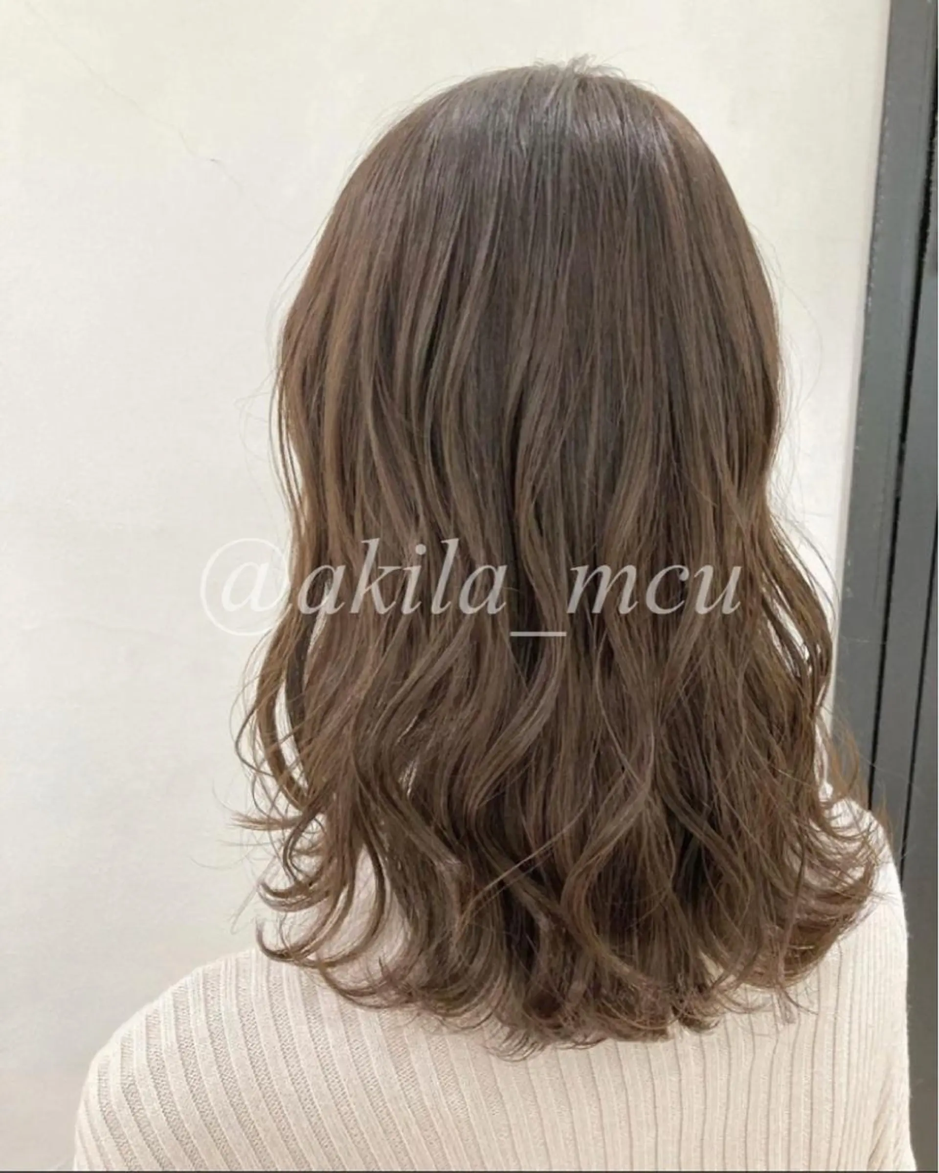 セミロング カラー ヘアアレンジ アッシュ ブリーチ 透明感カラー グレージュ ブリーチなしカラー エグチ アキラのヘアスタイル