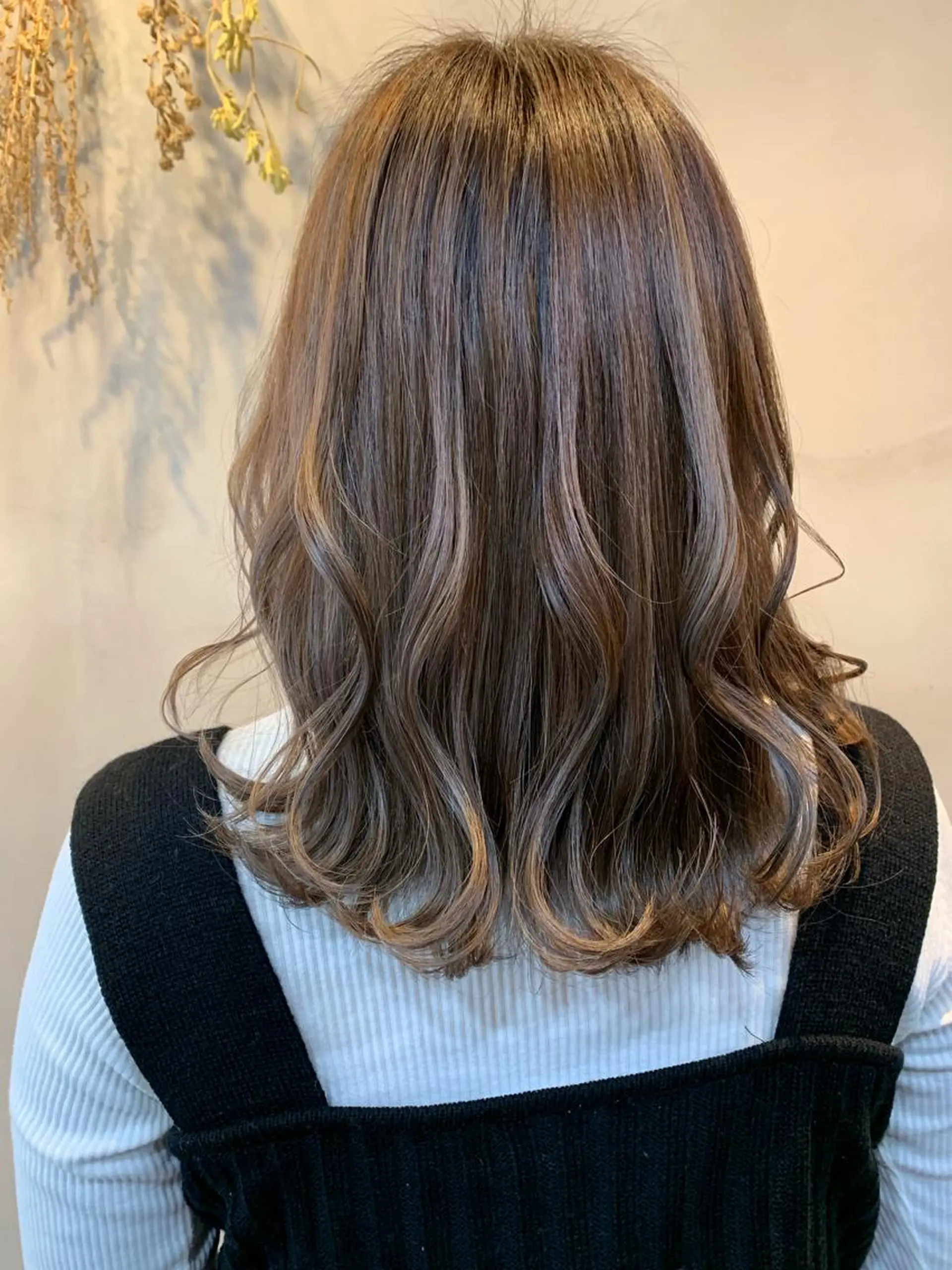 セミロング ハイライト カット ヘアカラー トリートメント 山本 みきのヘアスタイル
