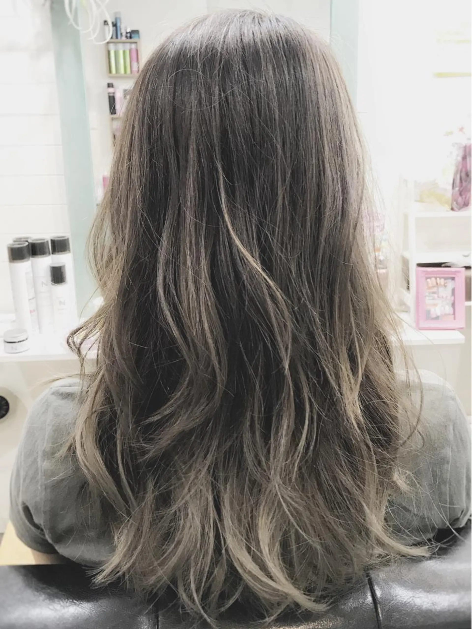 ロング カラー グレージュ ハイライトカラー ハイライト レイヤーカット 小沢 佑次のヘアスタイル