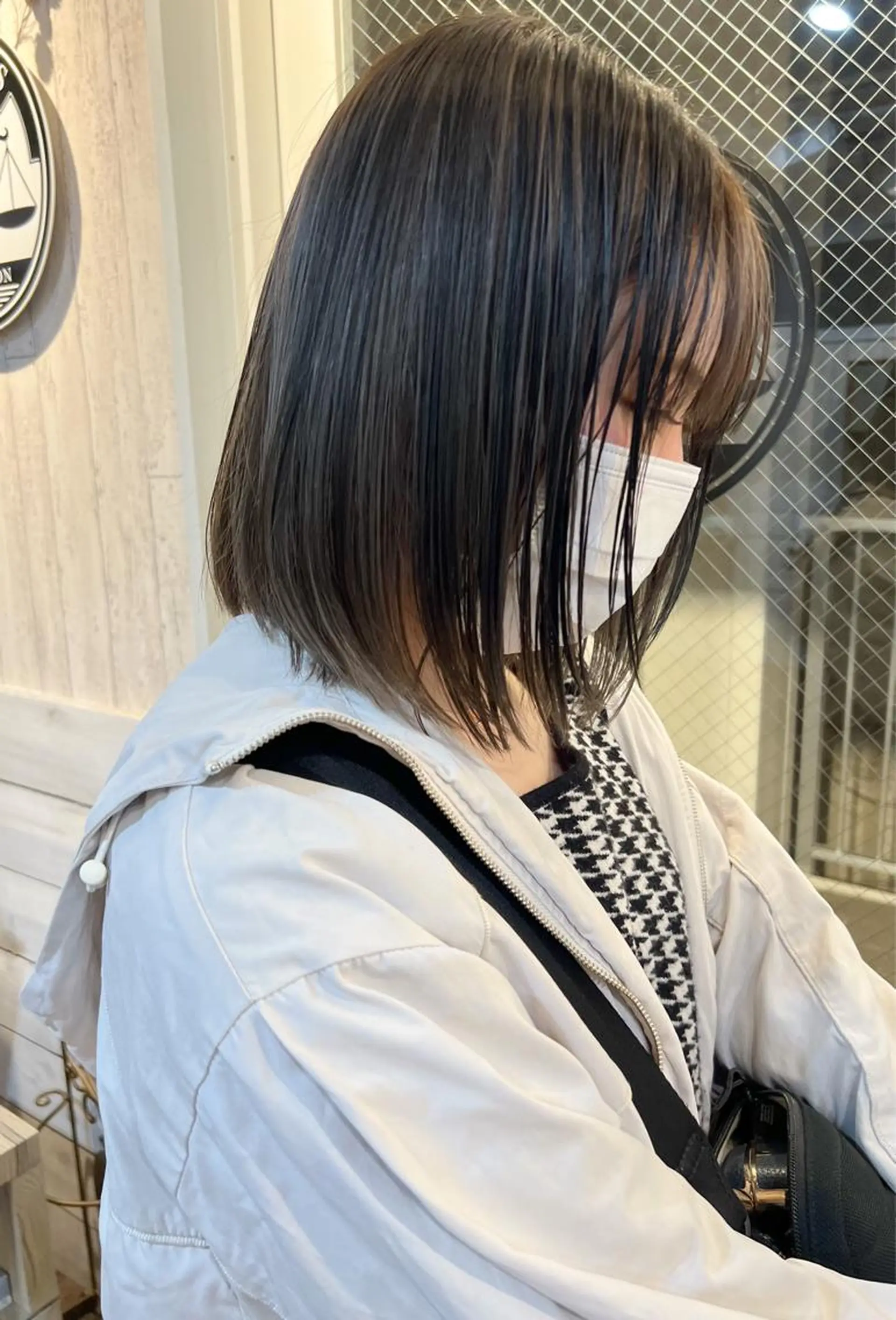 ミディアム カラー ショートボブ ベージュカラー ブリーチ ケアブリーチ 透明感カラー ヘアカラー a moment(モーメント)所属・蔵前 デザインカット KOBAYASHIのヘアスタイル