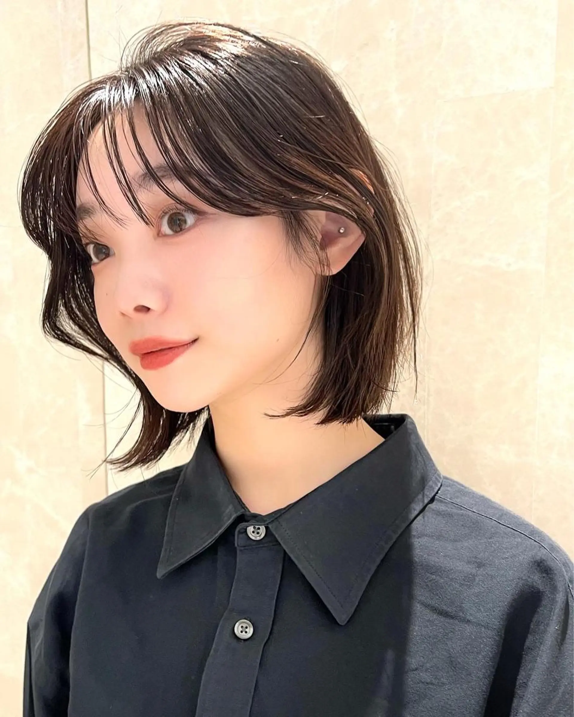 ショート カラー 切りっぱなしボブ 前下がりボブ ブリーチ グレージュ イルミナカラー カット ヘアカラー トリートメント ニュアンスレイヤー ハイトーンカラーのヘアスタイル