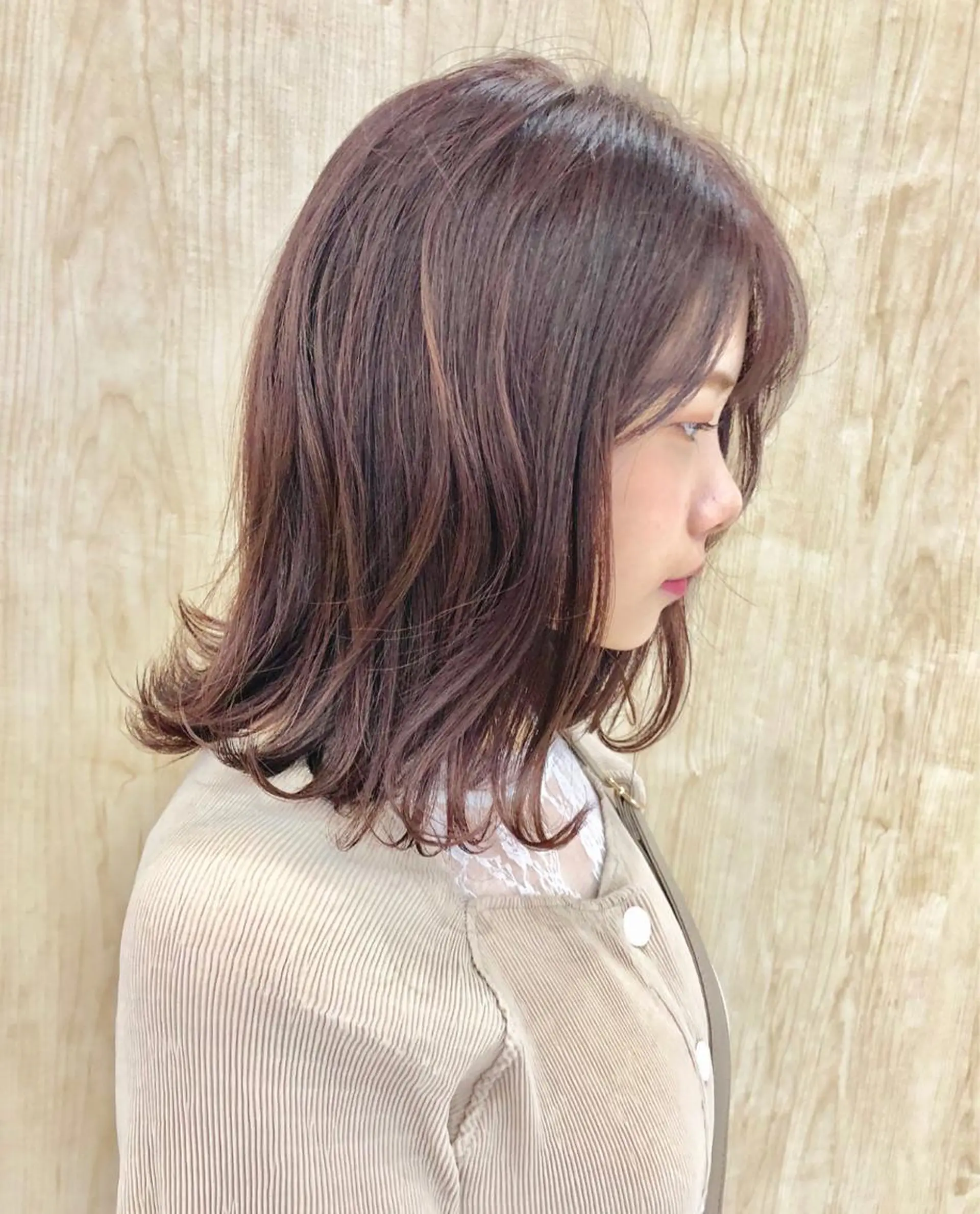 ミディアム カラー グレージュ ピンクカラー カット ヘアカラー パーマ 岩田 萌那のヘアスタイル