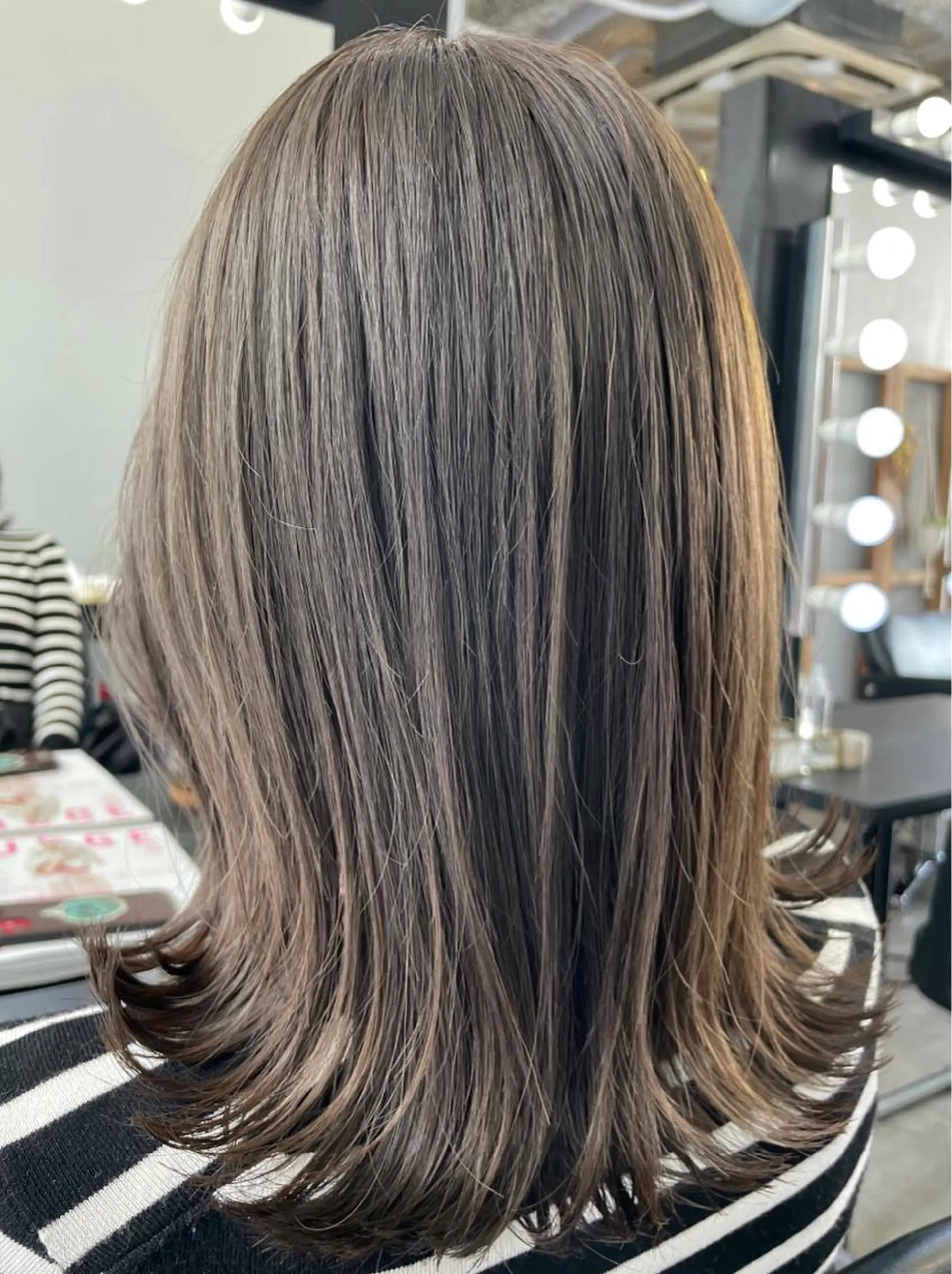 セミロング カラー ブリーチ グレージュ 外ハネヘア カット ヘアカラー ブリーチなし透明感 タケザワミキのヘアスタイル