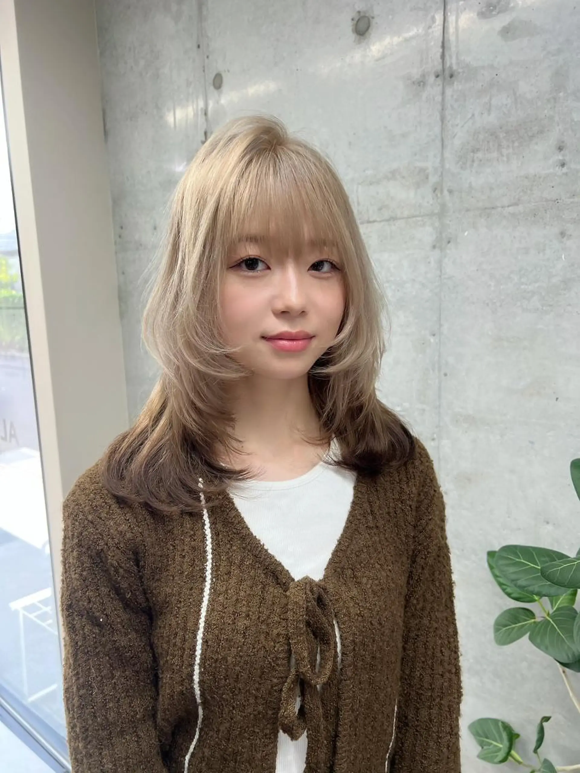 ミディアム 青木 芽生のヘアスタイル