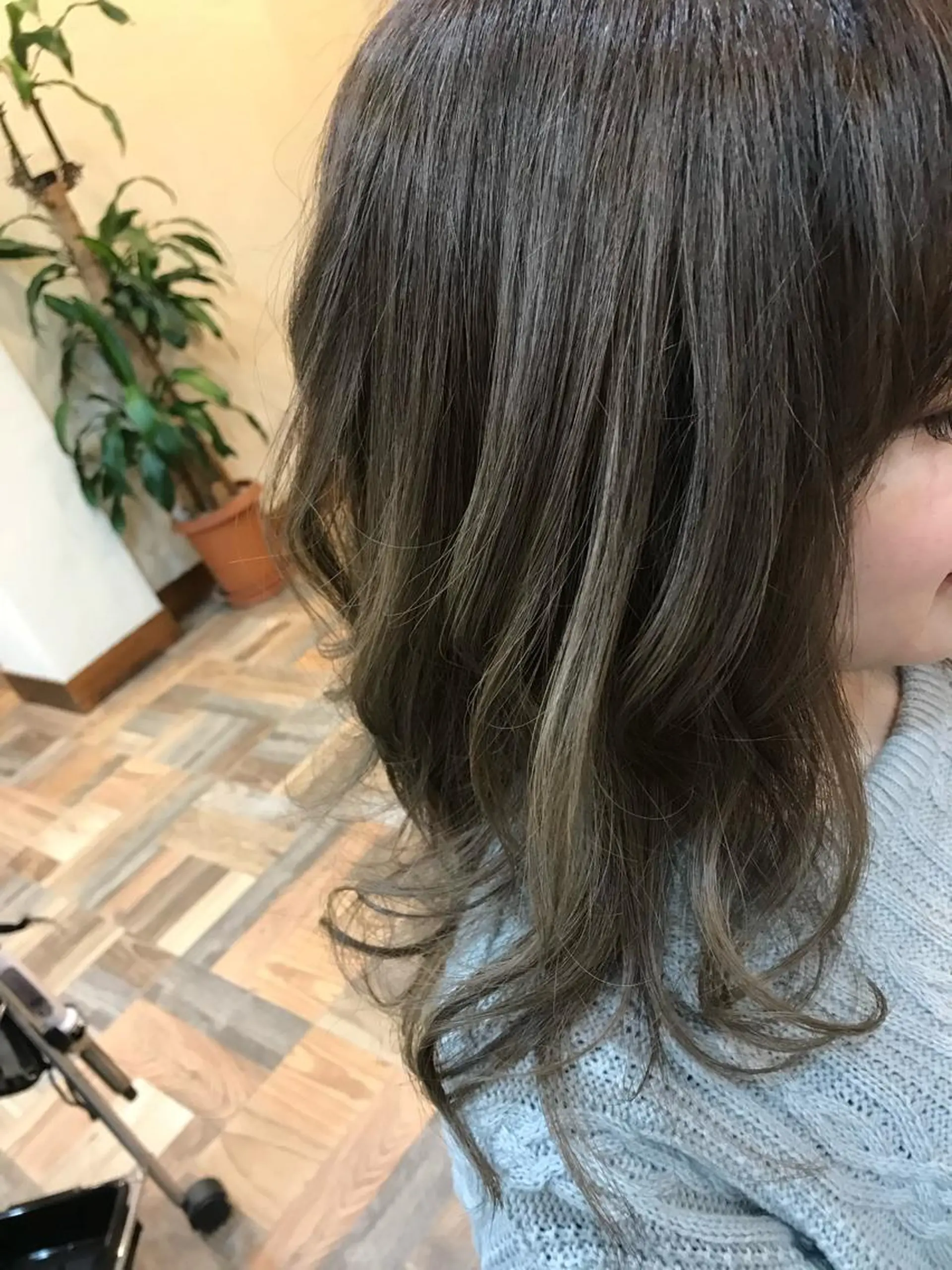 セミロング カラー グラデーションカラー グレージュ R's hair 大道瞳のヘアスタイル
