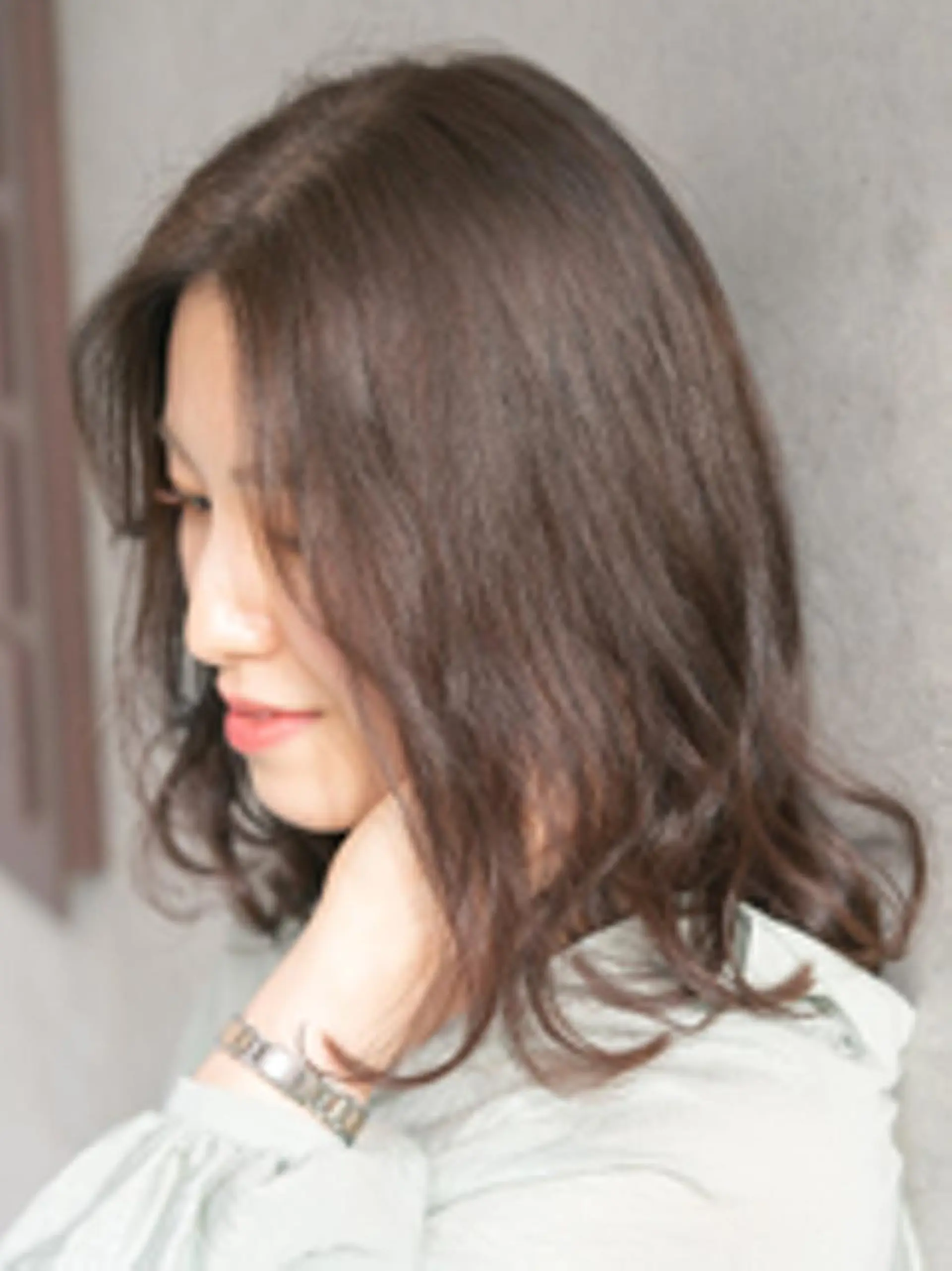 ミディアム アッシュ 顔周りカット レイヤーカット ヘアカラー SiLO 【シロ】のヘアスタイル