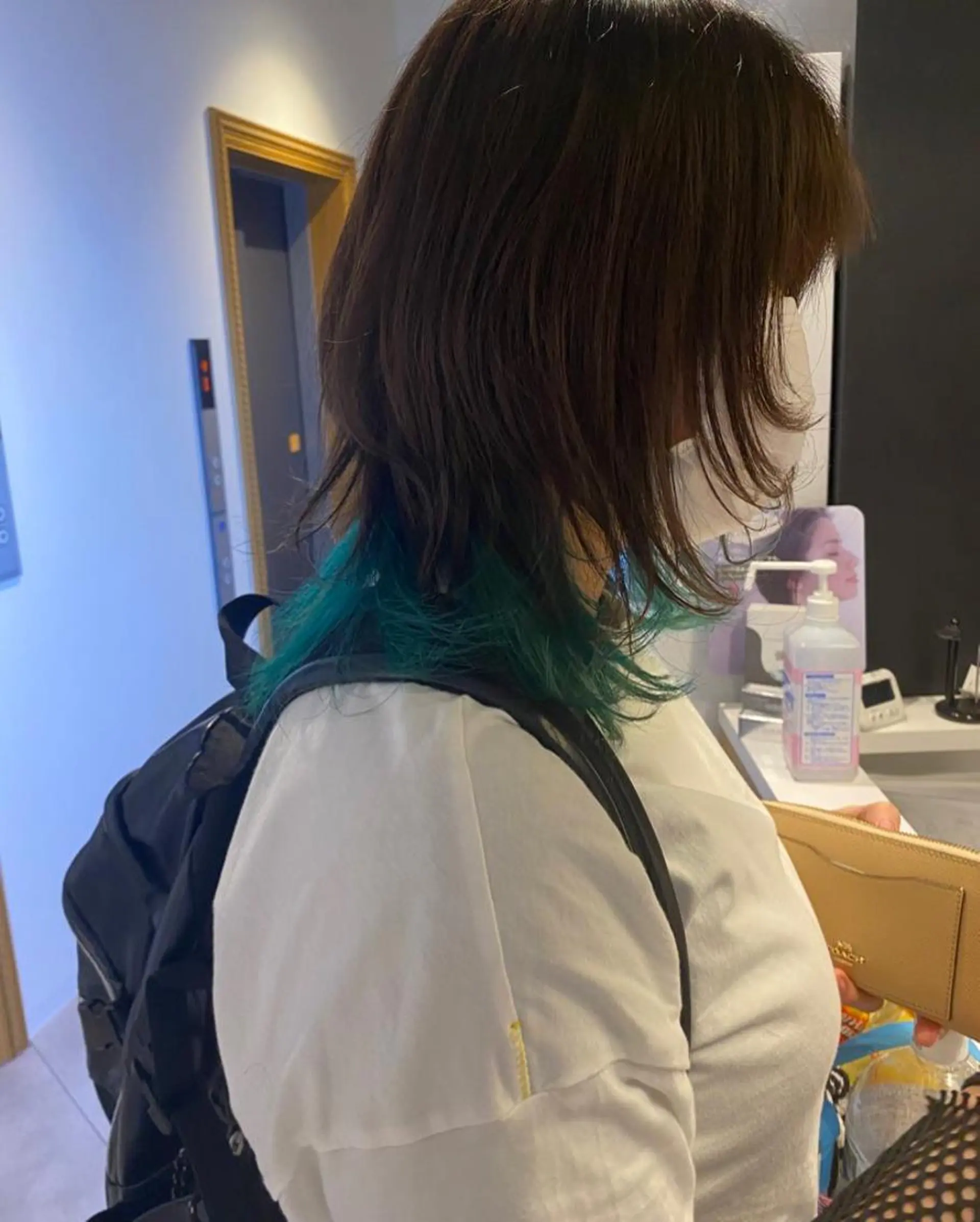 ミディアム ウルフカット カット ヘアカラー 大阪ウルフカット ハッシュカットのヘアスタイル