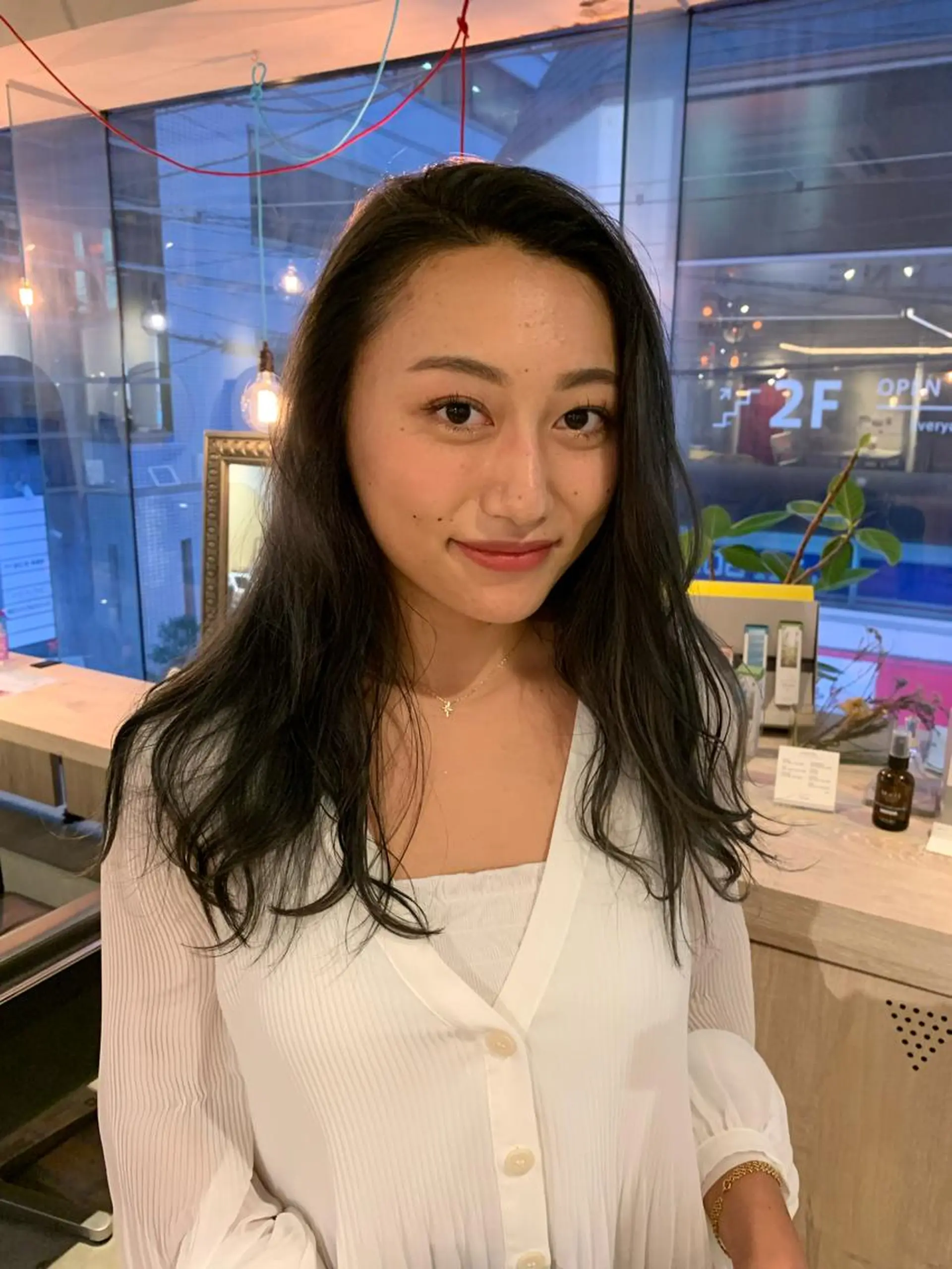 ミディアム カラー ベージュカラー ブリーチ オリーブベージュ ヘアカラー 美髪・シールエクステ ホソタニリョウコのヘアスタイル