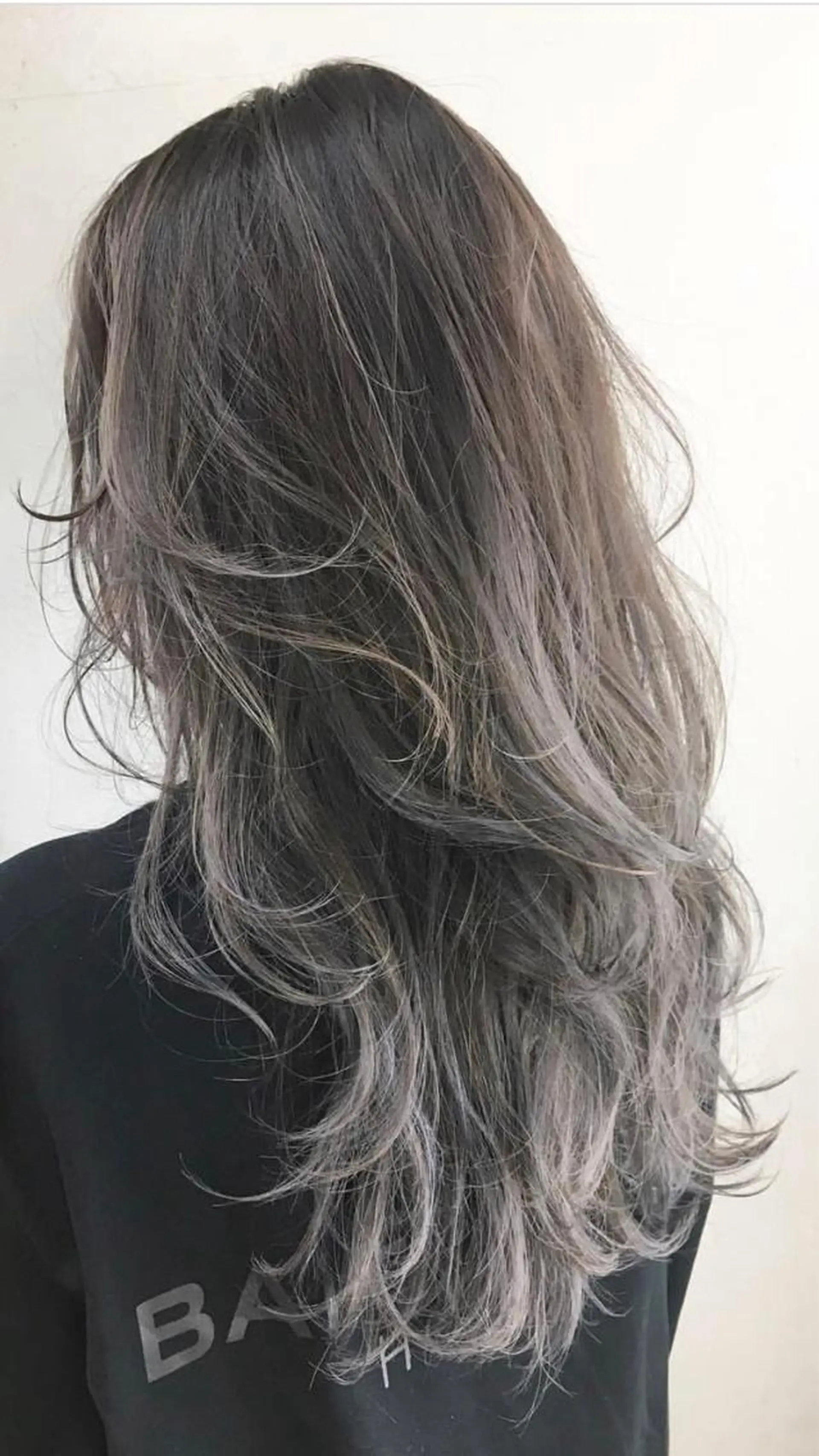 セミロング TOMOYAレイヤー ブリーチ縮毛矯正のヘアスタイル