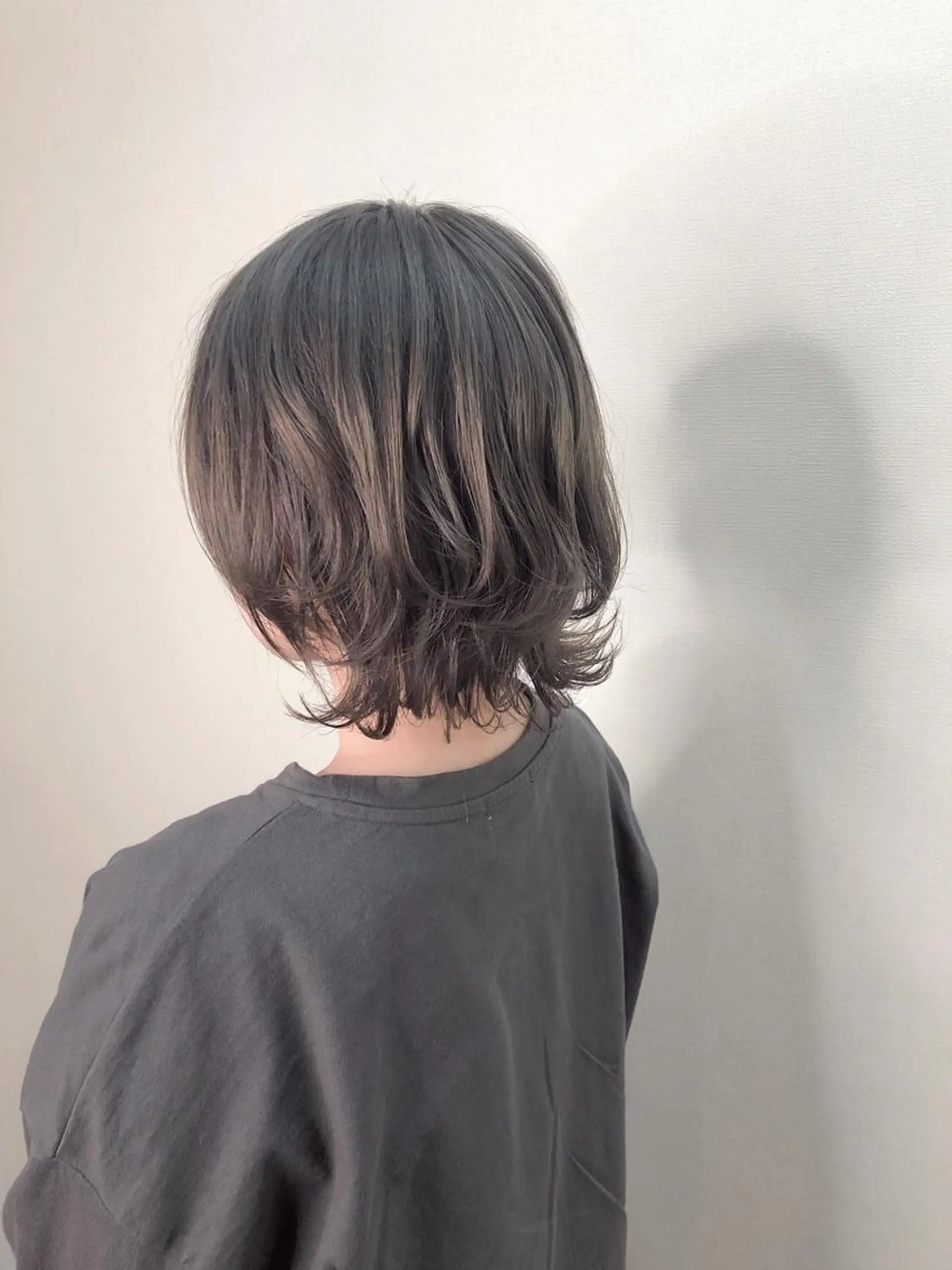 ショート ボブ くびれヘア 伸ばしかけ 外ハネヘア ウルフカット 崎山 瑠依のヘアスタイル