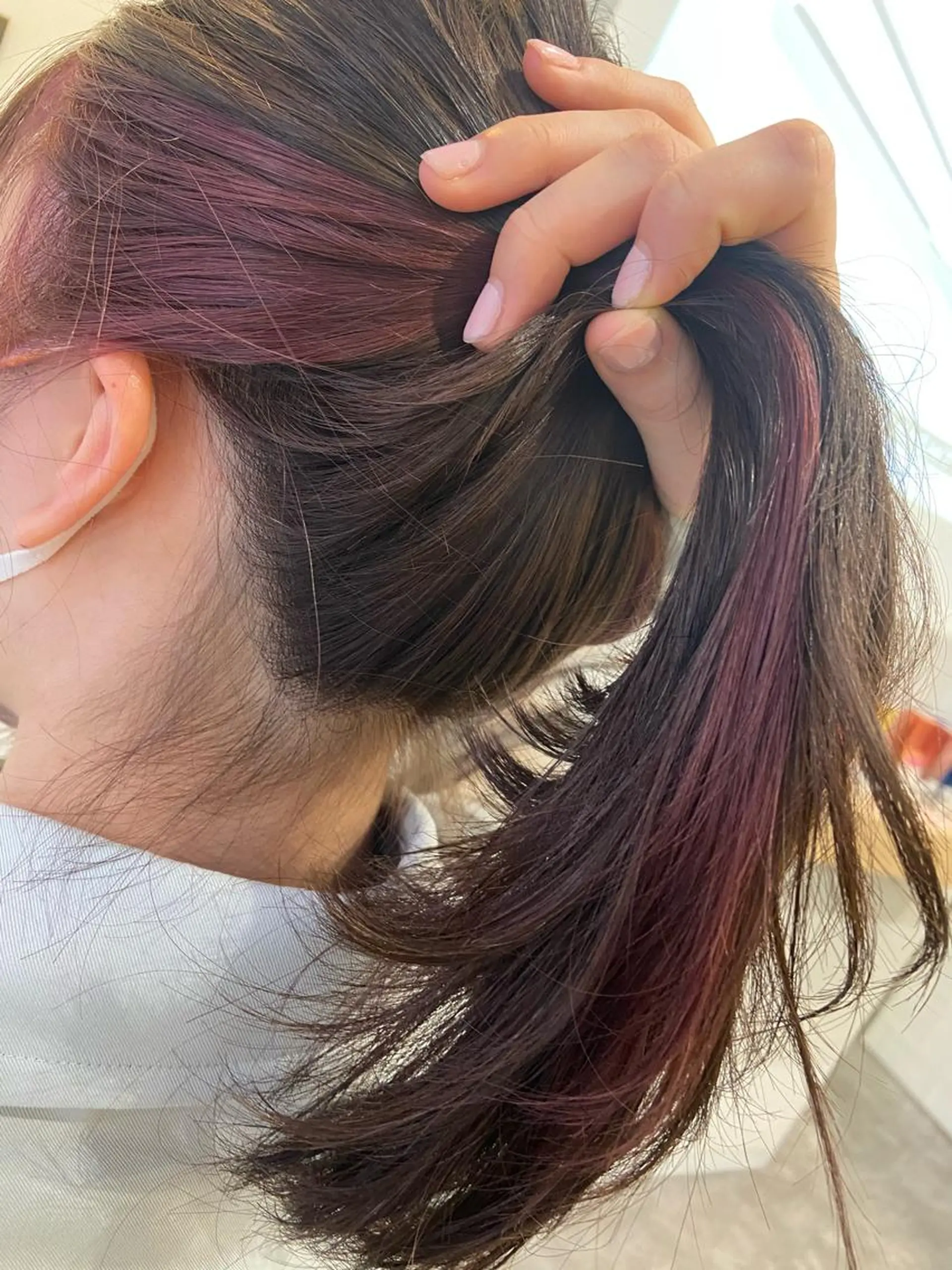 セミロング カラー イヤリングカラー ピンクカラー バイオレットカラー カット ヘアカラー Amour なぐらのヘアスタイル