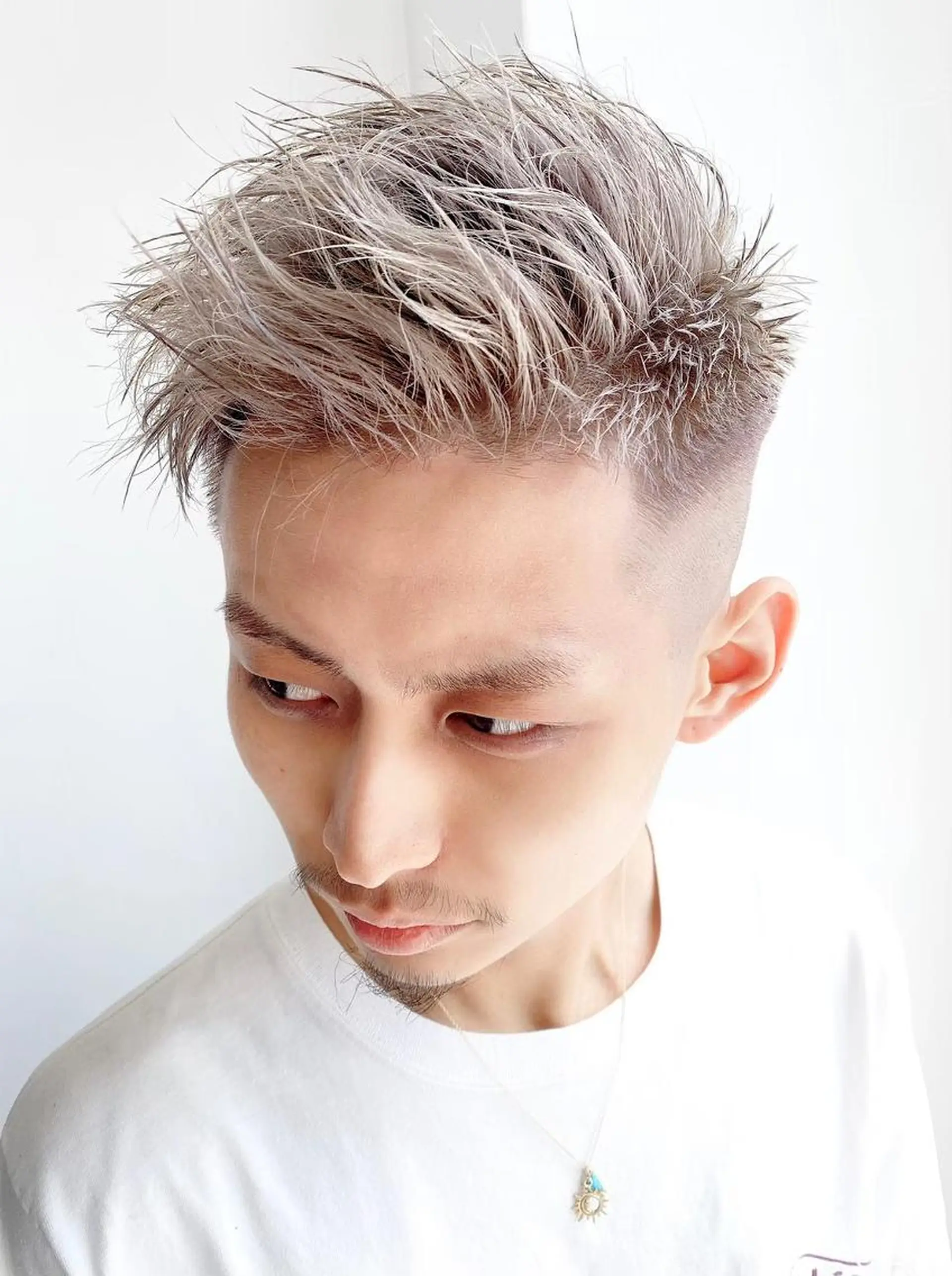 メンズ メンズバレイヤージュ メンズブリーチ センターパート メンズハイライト メンズインナーカラー ＿WHITE鳳店 アンダーバーホワイトのヘアスタイル